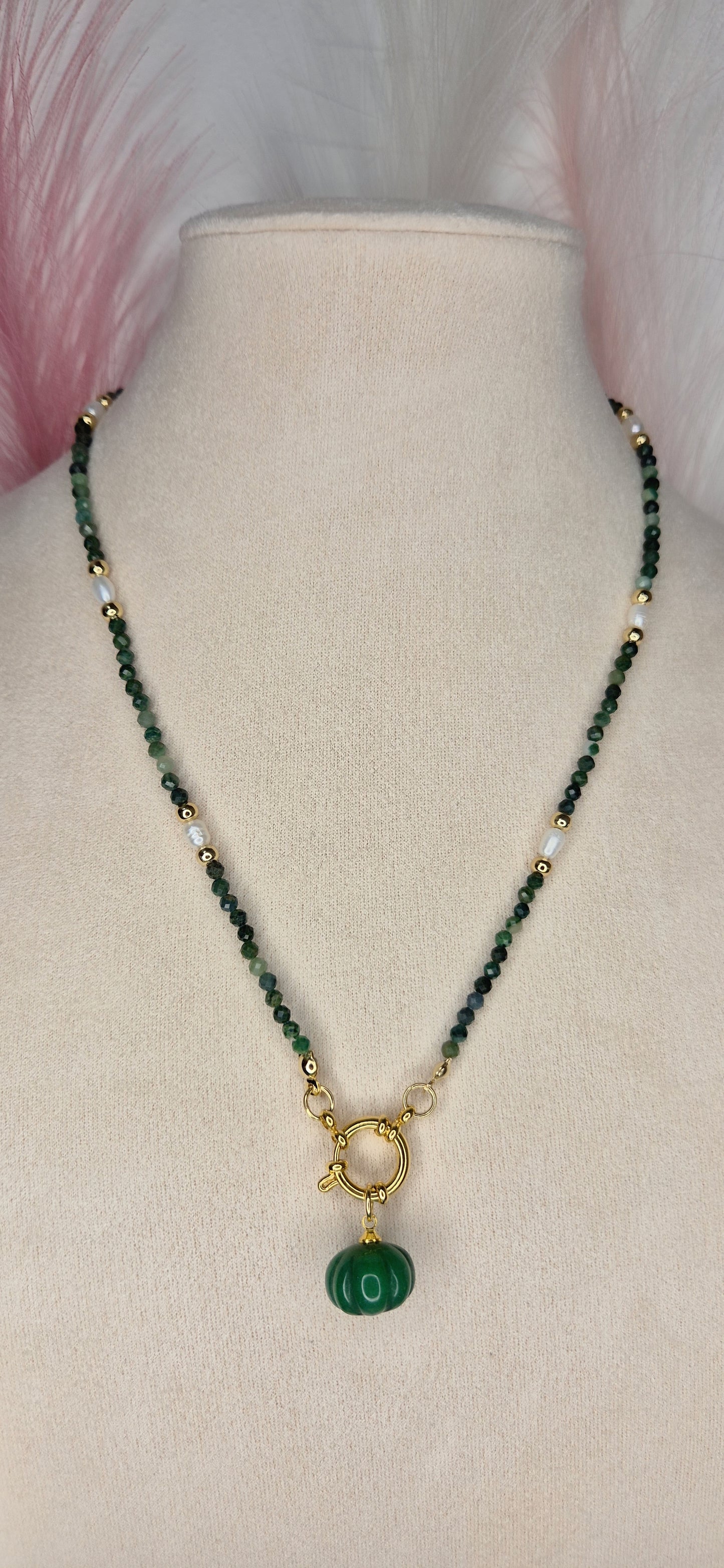 Collana Zucca in pietre naturali e perline di fiume con dettagli in acciaio gold misura 45cm