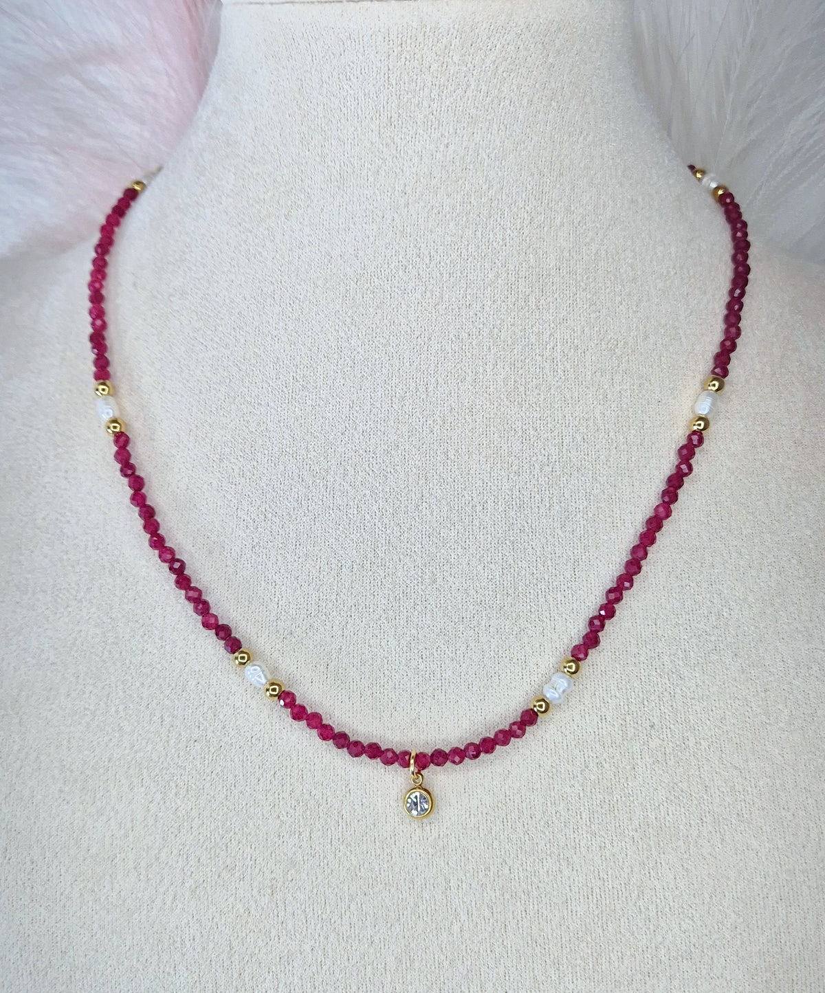 Collana Luce d'Autunno con pietre dure, perline di fiume, dettagli acciaio gold e punto luce pendente