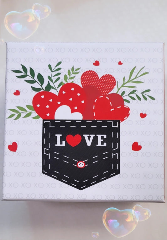 BOX SAN VALENTINO con Cioccolatini a Cuore e petali Cuori (solo SPEDIZ. GLS)