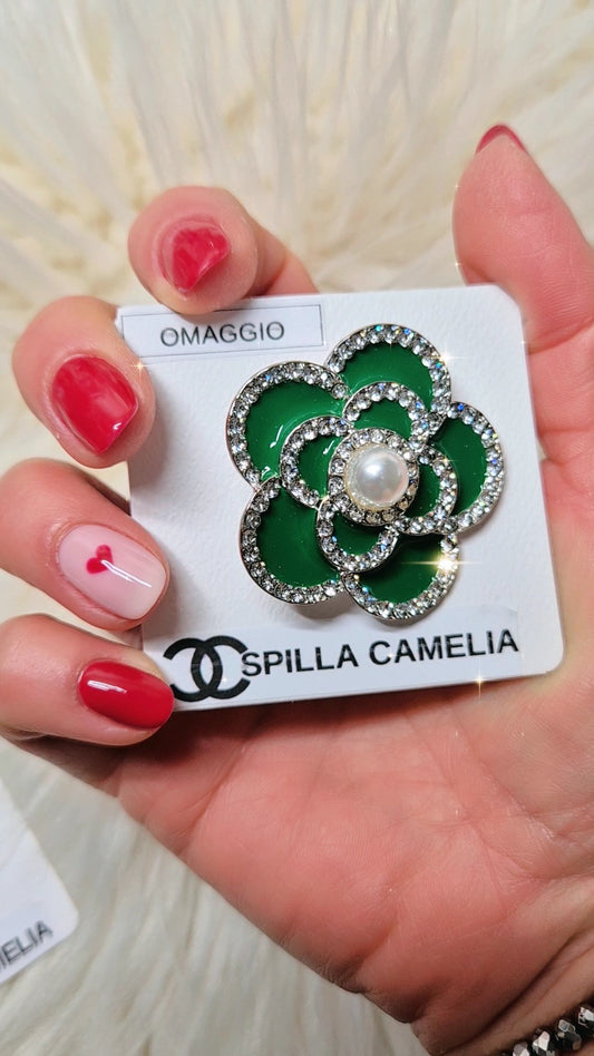 OMAGGIO SPILLA CAMELIA Stile CChanel con zirconi e perla centrale