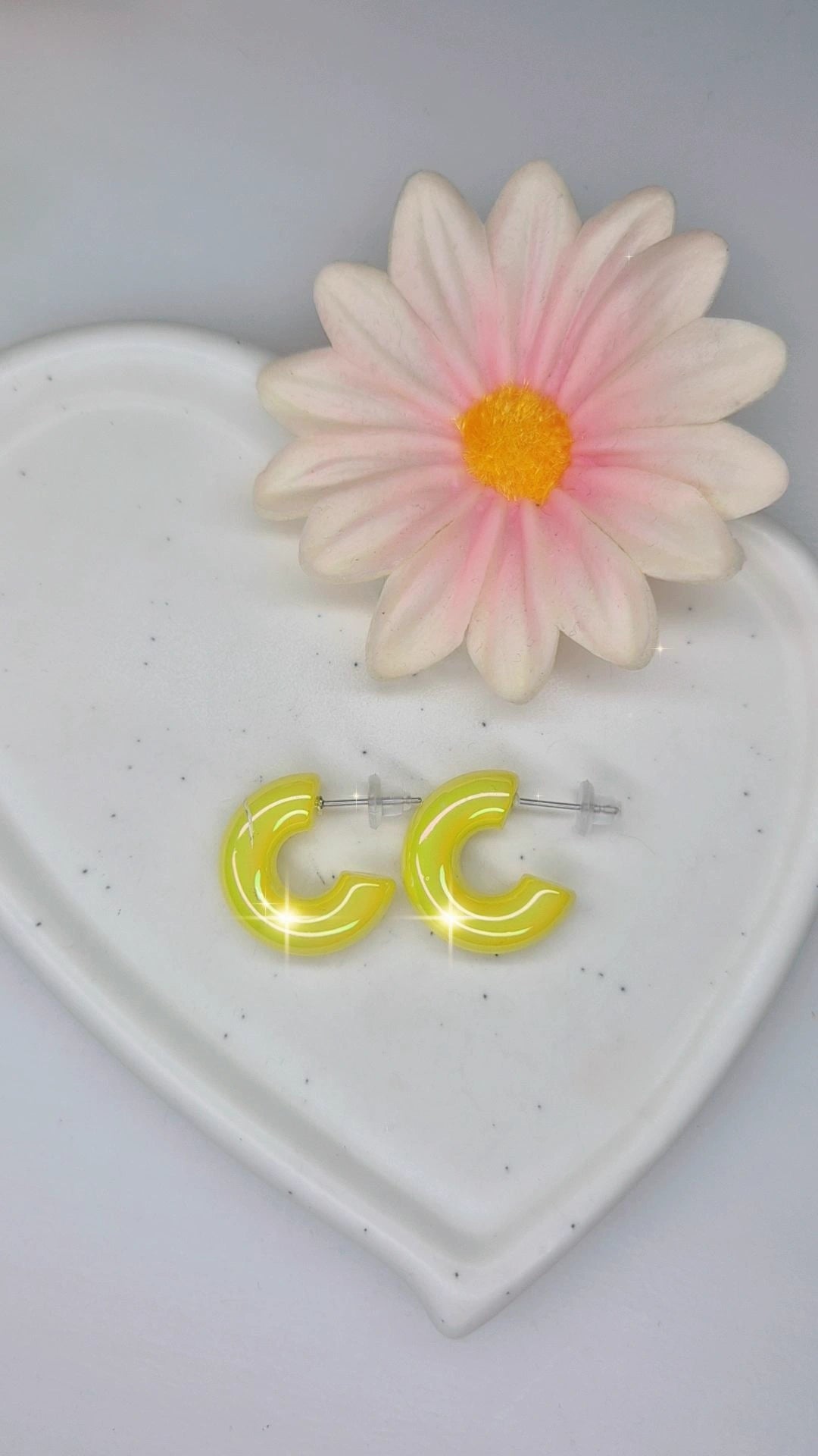 Orecchini mezzi cerchietti bold 1.5cm colorati, finitura perlescente, anallergici