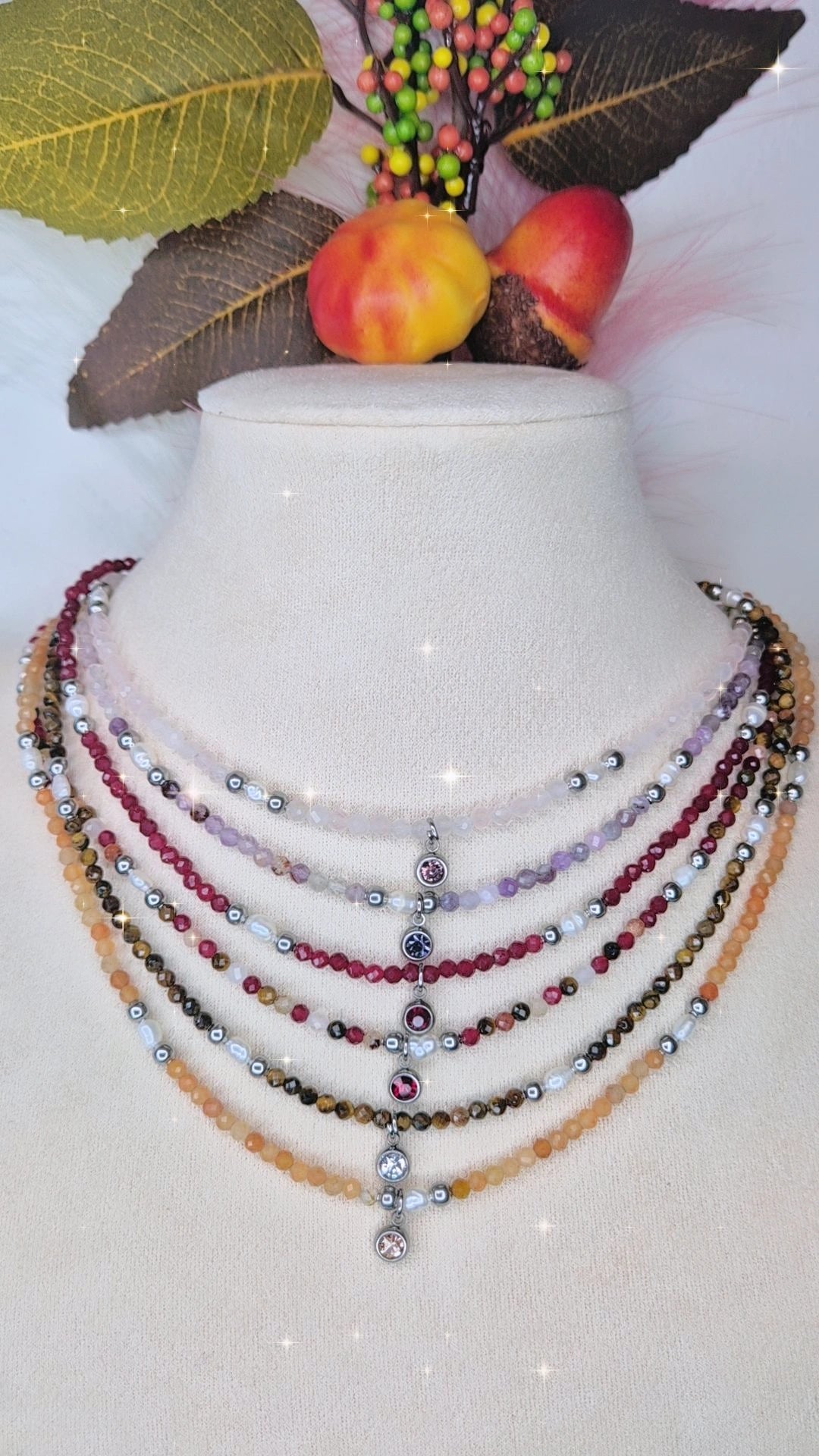 Collana Luce d'Autunno con pietre dure, perline di fiume, dettagli acciaio Silver e punto luce pendente