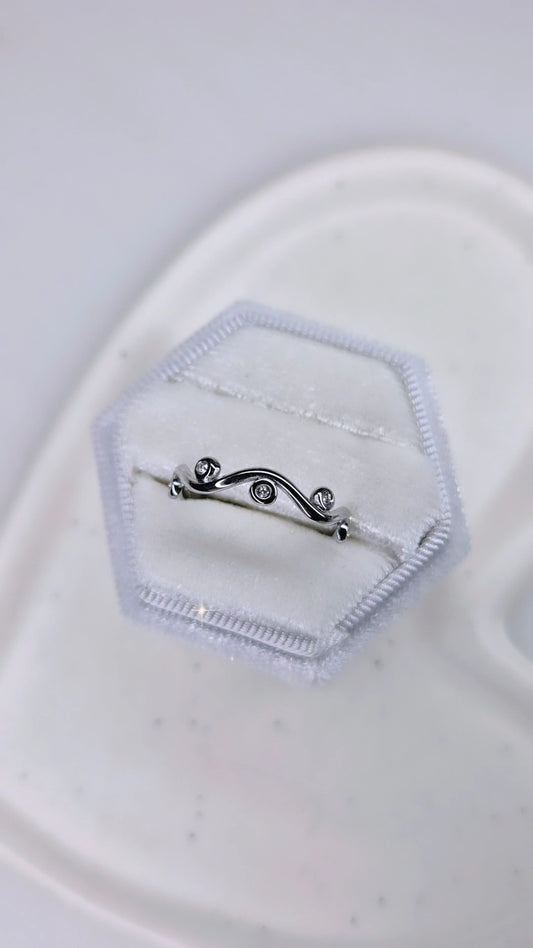 Anello tralcio con zirconi crystal in acciaio silver mis. regolab.