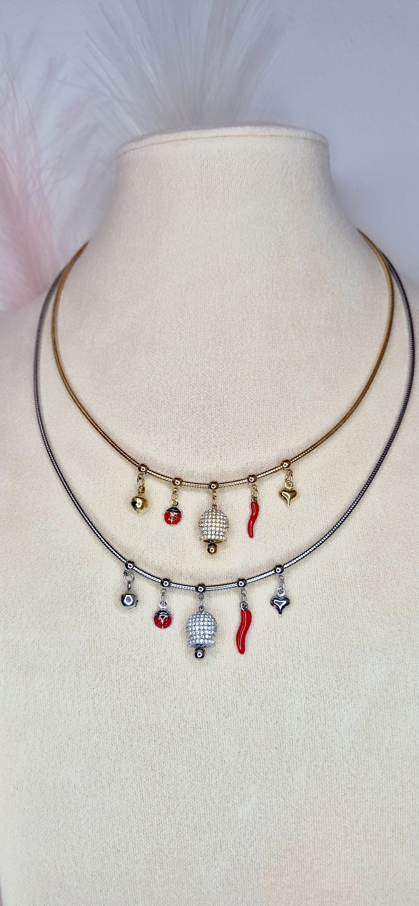 Collana Sonaglio della buona sorte girocollo (45cm+estens.) in acciaio semirigido Silver o Gold con Campanella pavè zirconi e charms portafortuna smaltati