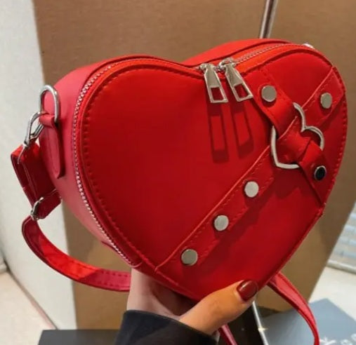 Borsa a Cuore in ecopelle con tracolla removibile, chiusura doppia zip, interno tessuto impermeabile