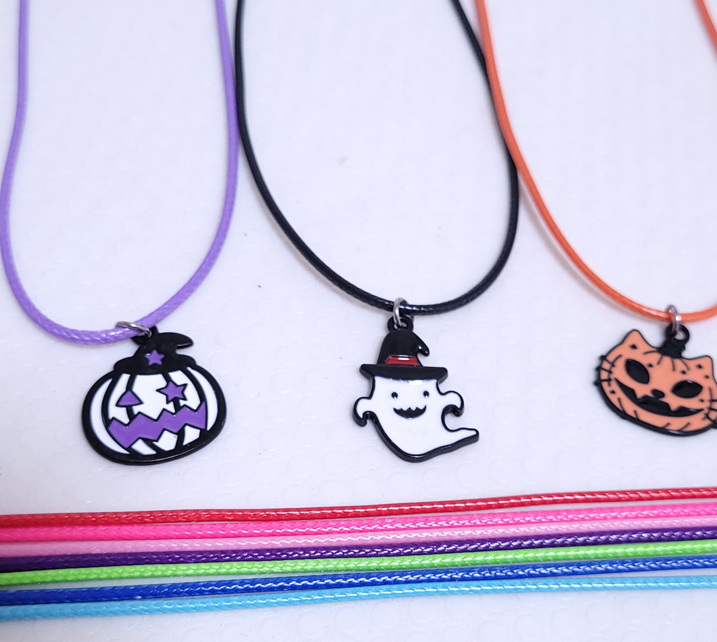 Collana cordino cerato con soggetto Halloween a scelta