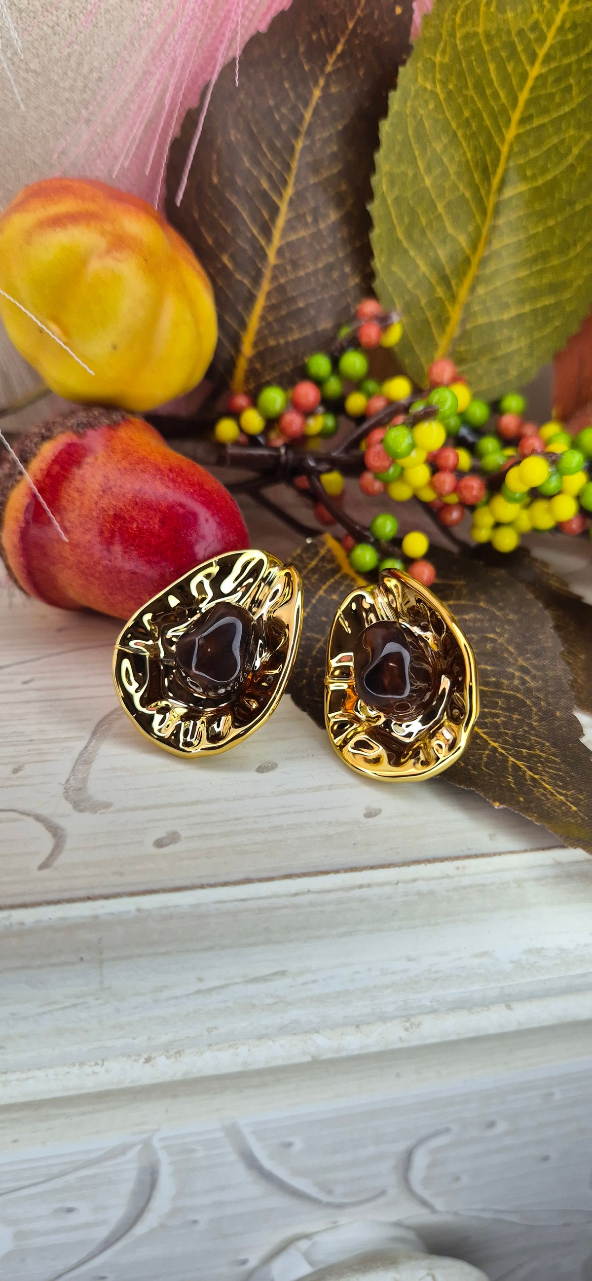 Orecchini Foglia d'Autunno in resina gold e acciaio, con pietra dura colorata, anallergici