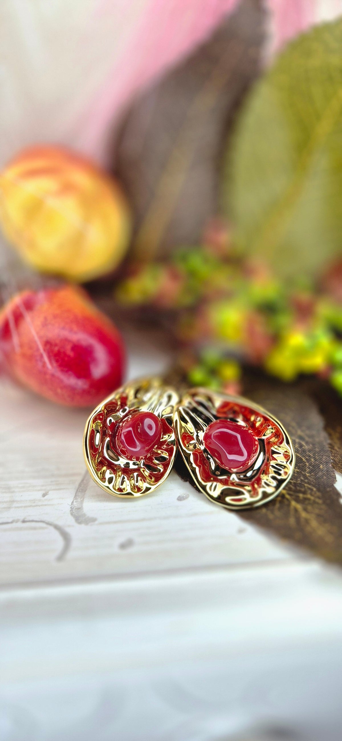 Orecchini Foglia d'Autunno in resina gold e acciaio, con pietra dura colorata, anallergici