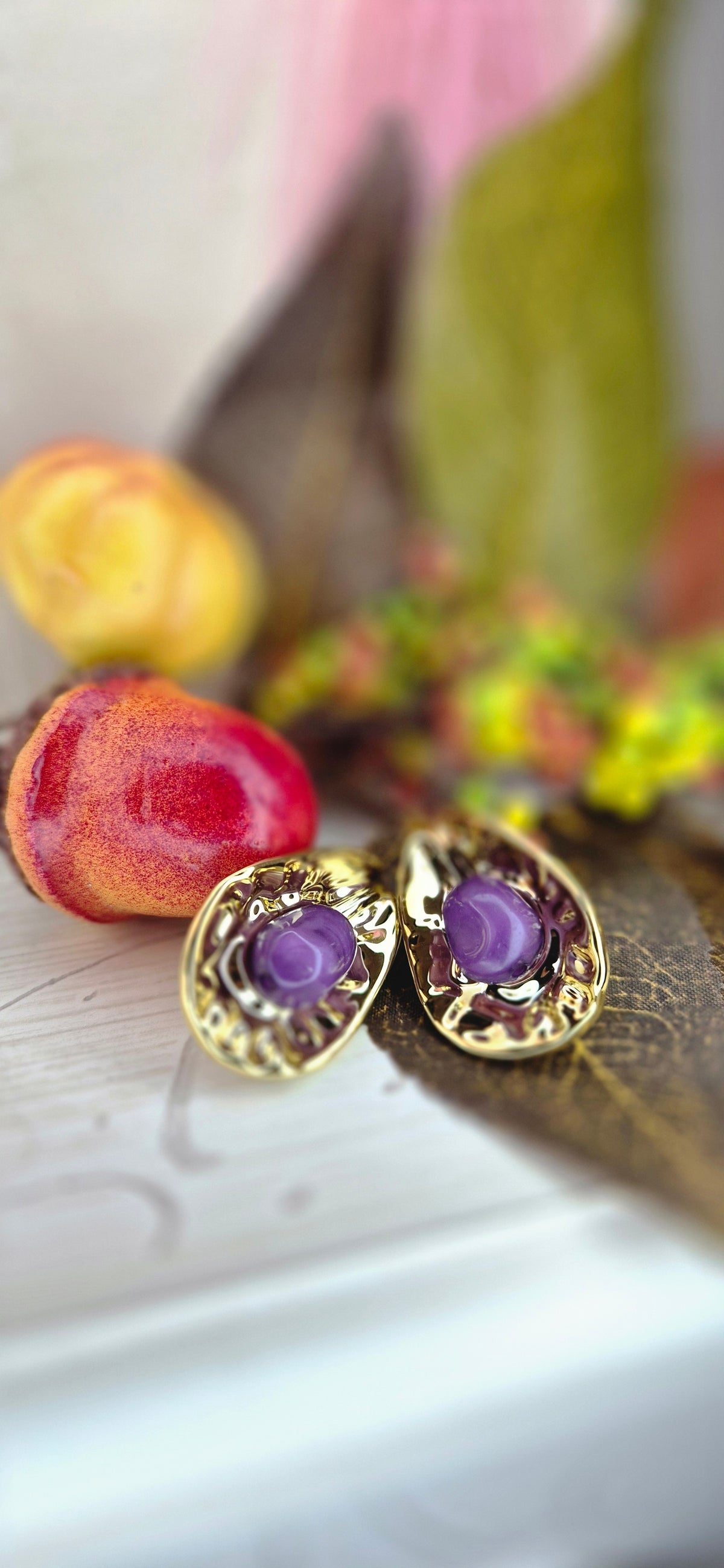 Orecchini Foglia d'Autunno in resina gold e acciaio, con pietra dura colorata, anallergici