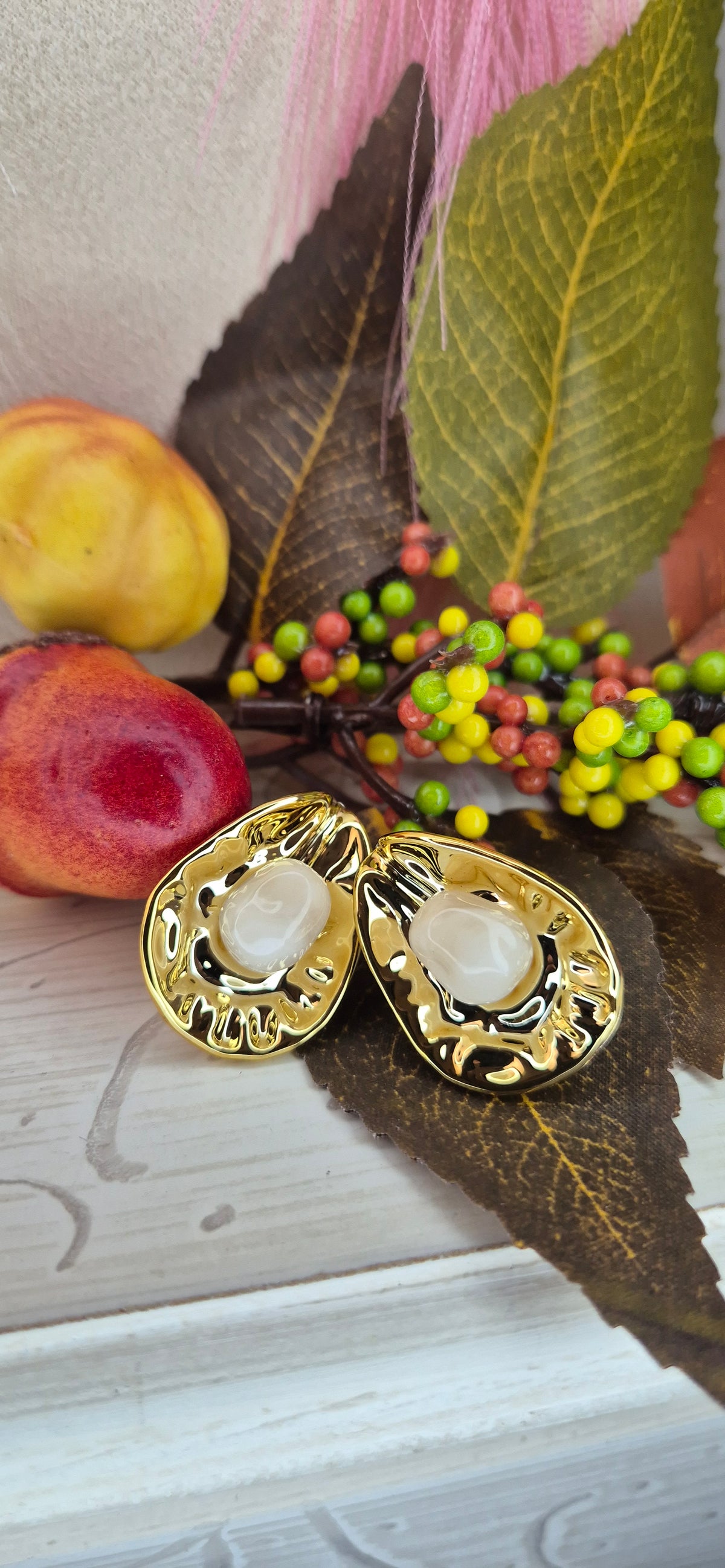 Orecchini Foglia d'Autunno in resina gold e acciaio, con pietra dura colorata, anallergici