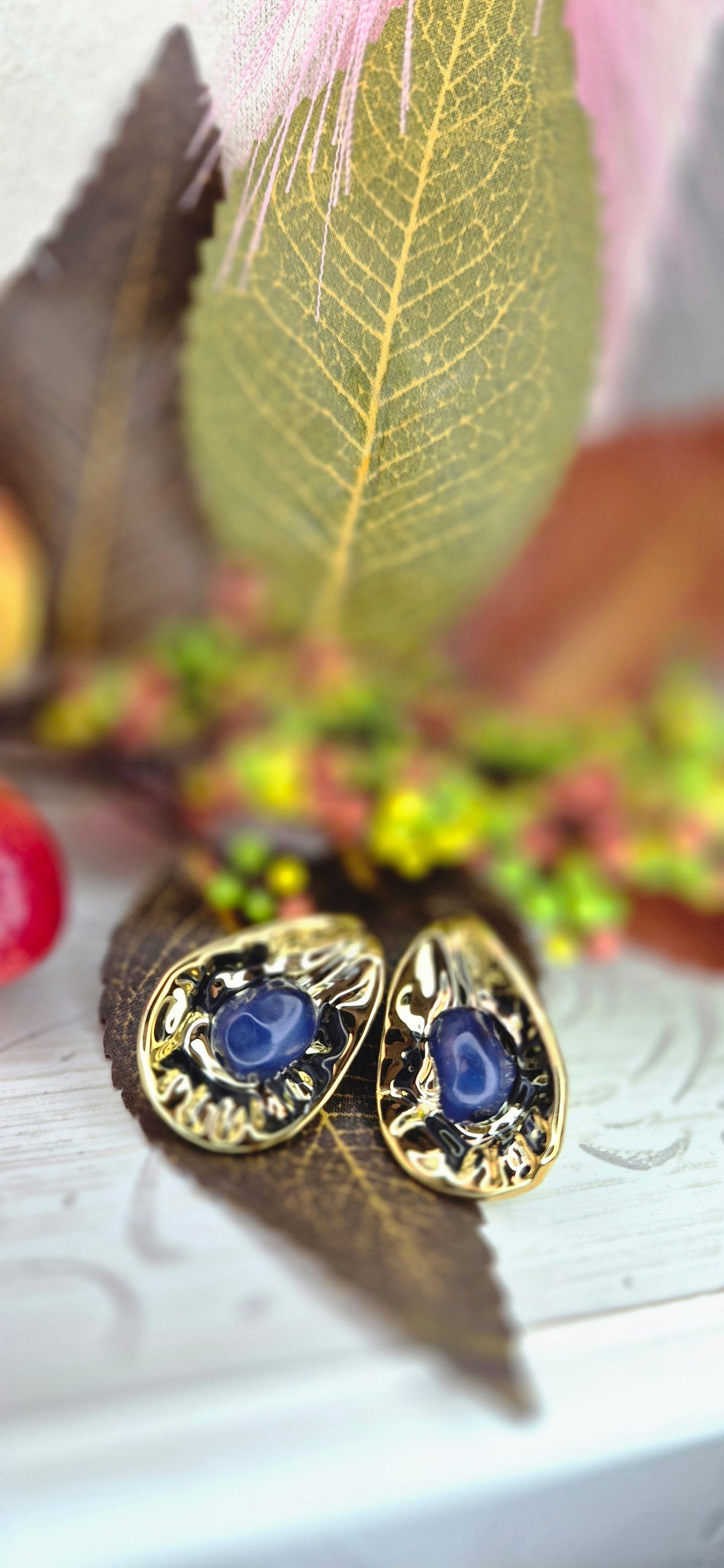 Orecchini Foglia d'Autunno in resina gold e acciaio, con pietra dura colorata, anallergici