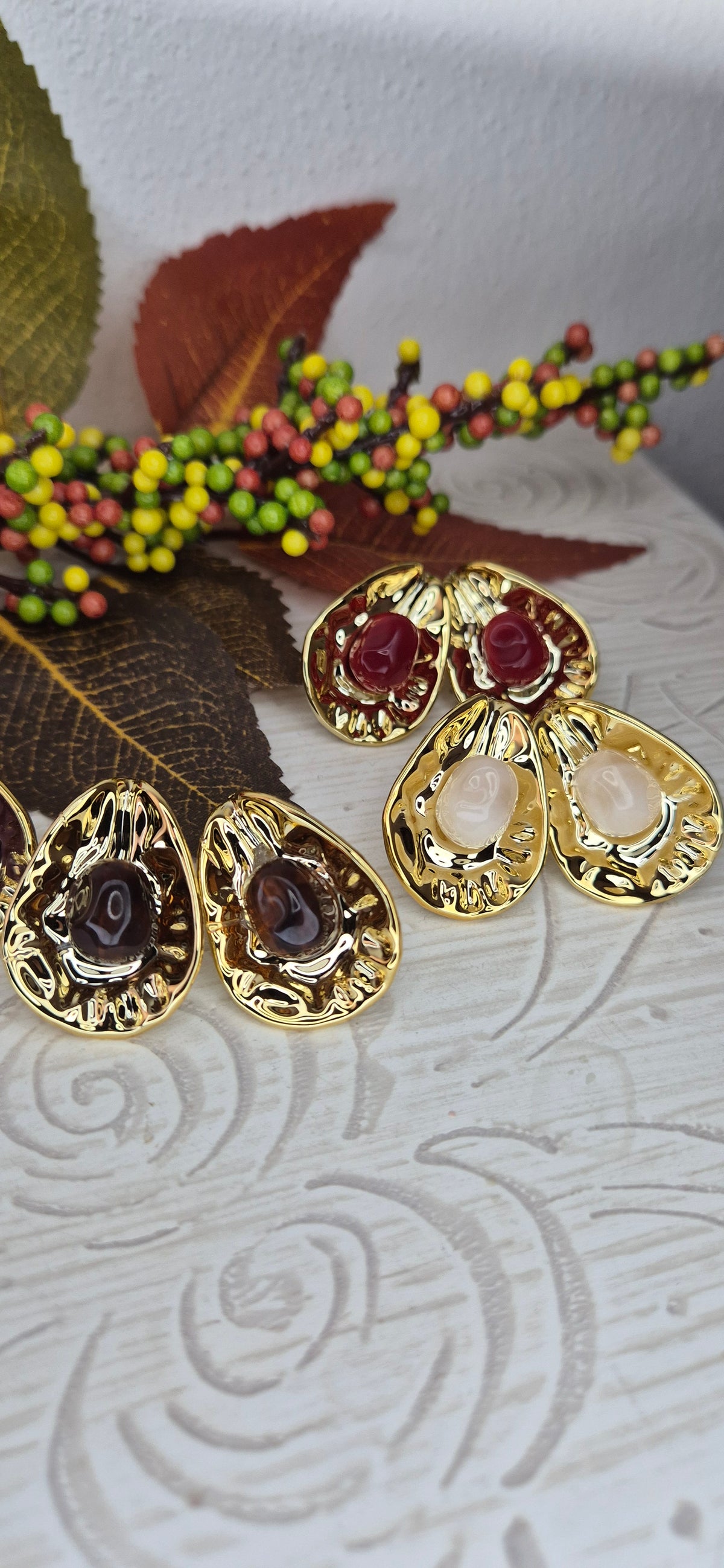 Orecchini Foglia d'Autunno in resina gold e acciaio, con pietra dura colorata, anallergici
