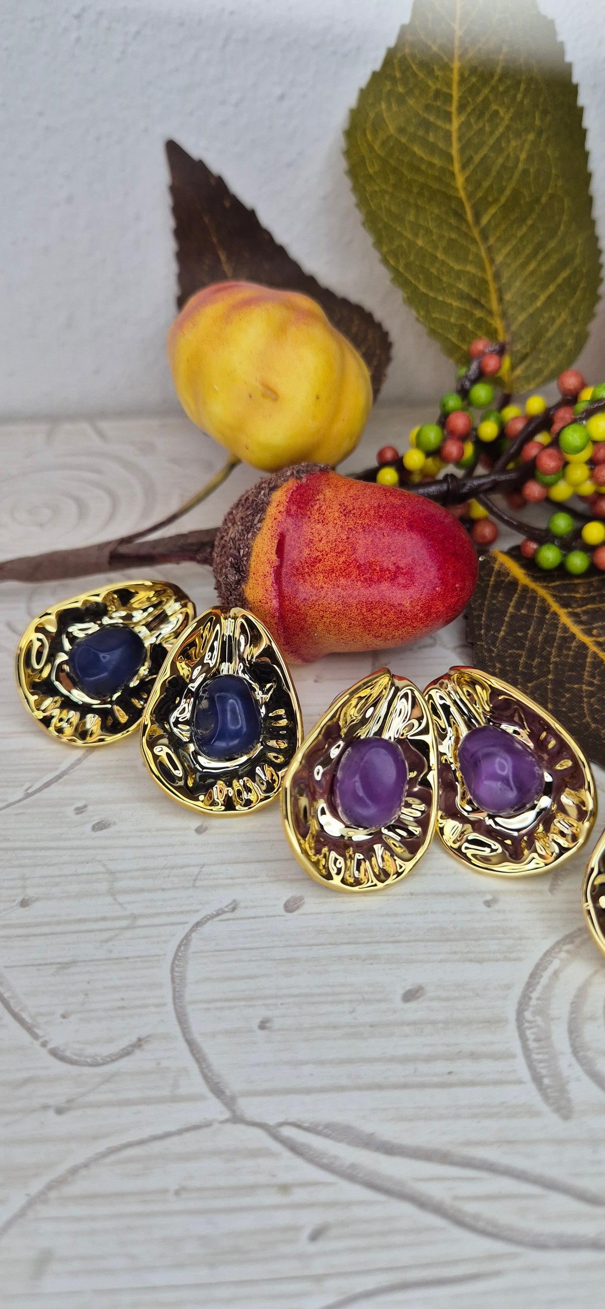 Orecchini Foglia d'Autunno in resina gold e acciaio, con pietra dura colorata, anallergici