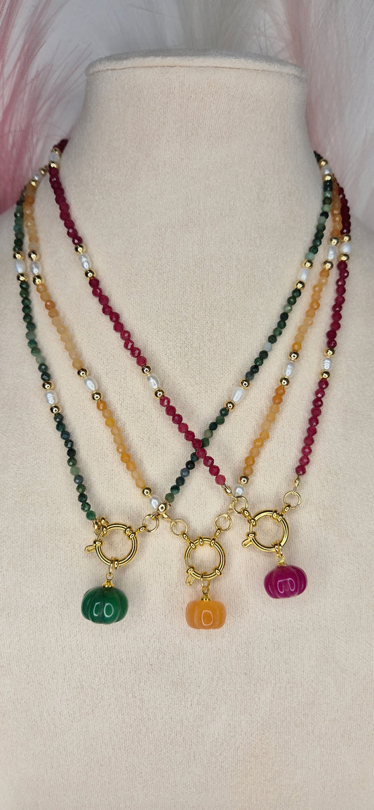 Collana Zucca in pietre naturali e perline di fiume con dettagli in acciaio gold misura 45cm