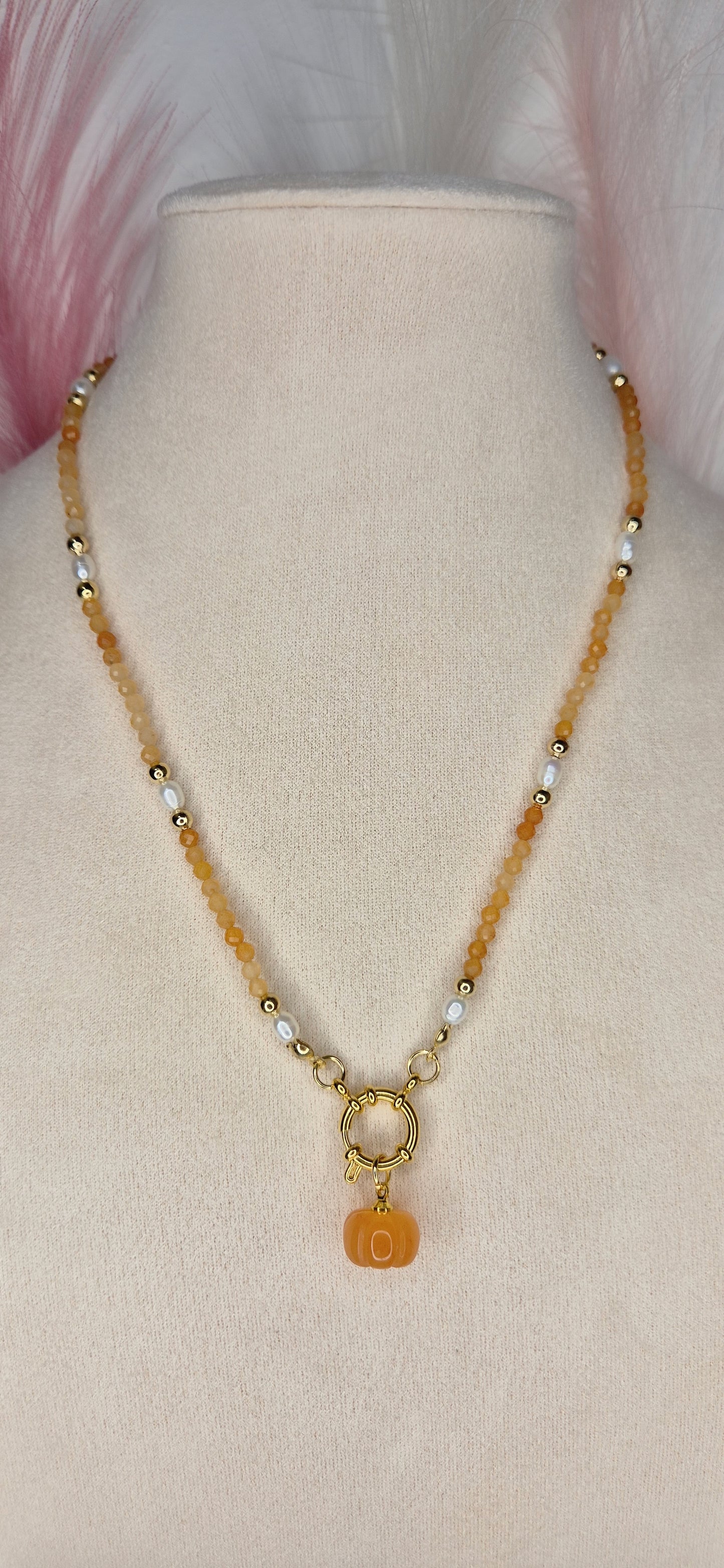 Collana Zucca in pietre naturali e perline di fiume con dettagli in acciaio gold misura 45cm