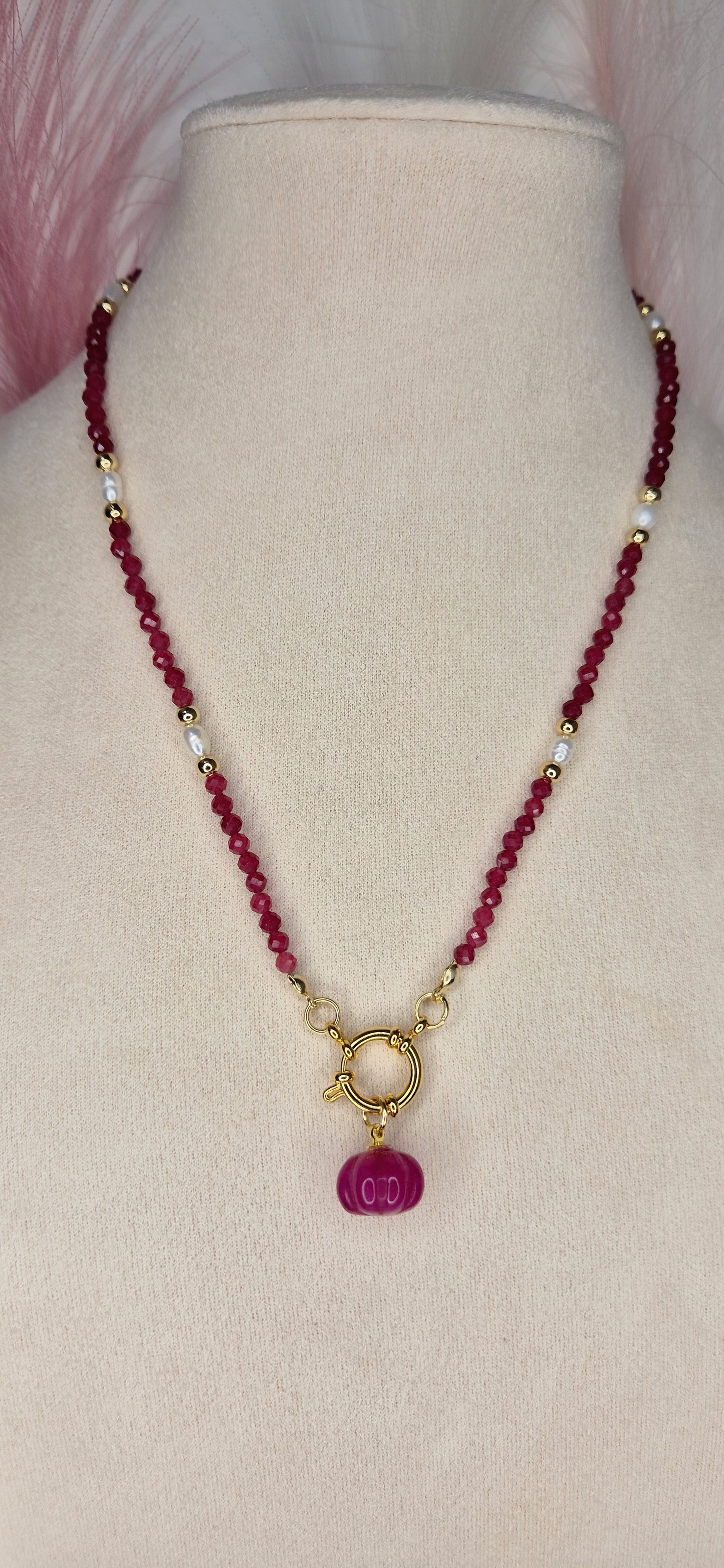 Collana Zucca in pietre naturali e perline di fiume con dettagli in acciaio gold misura 45cm