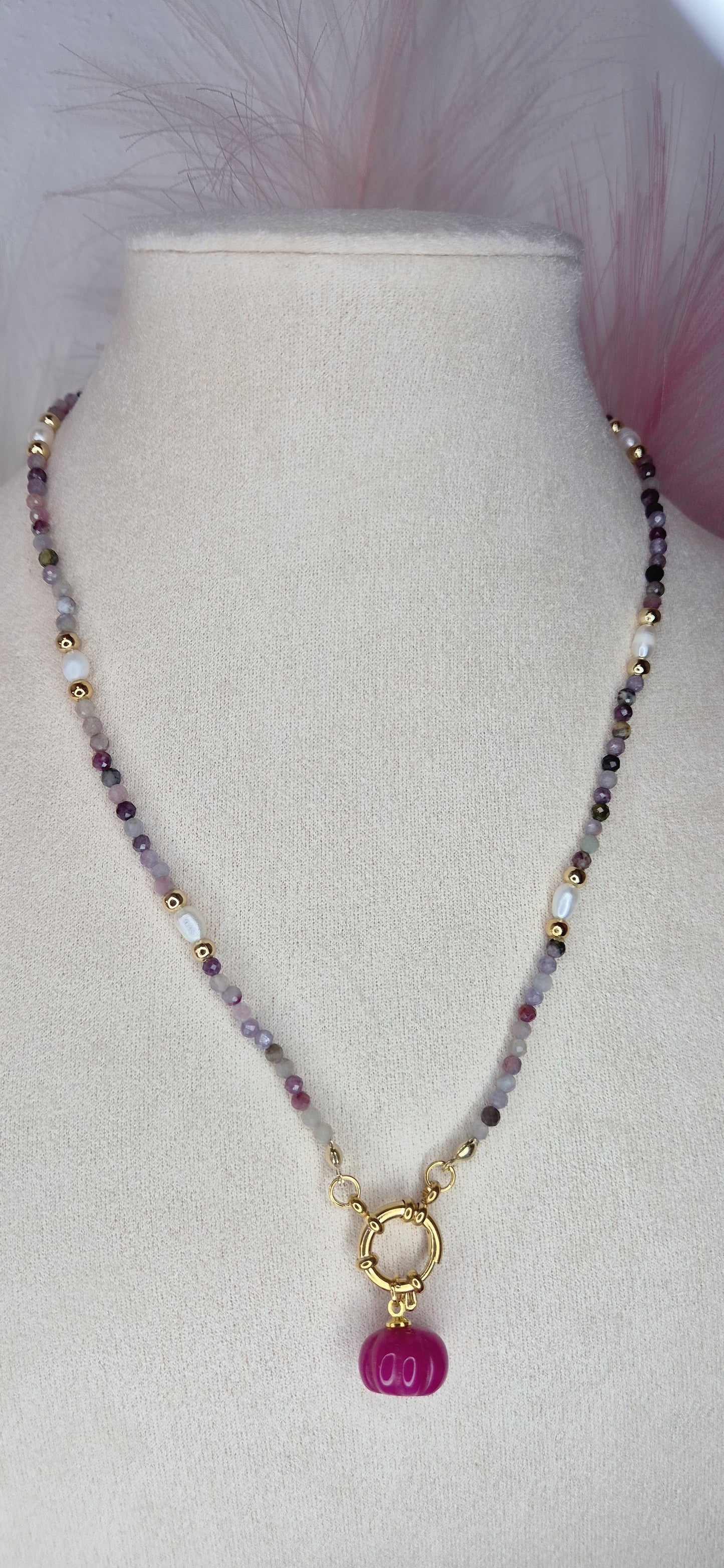 Collana Zucca in pietre naturali e perline di fiume con dettagli in acciaio gold misura 45cm