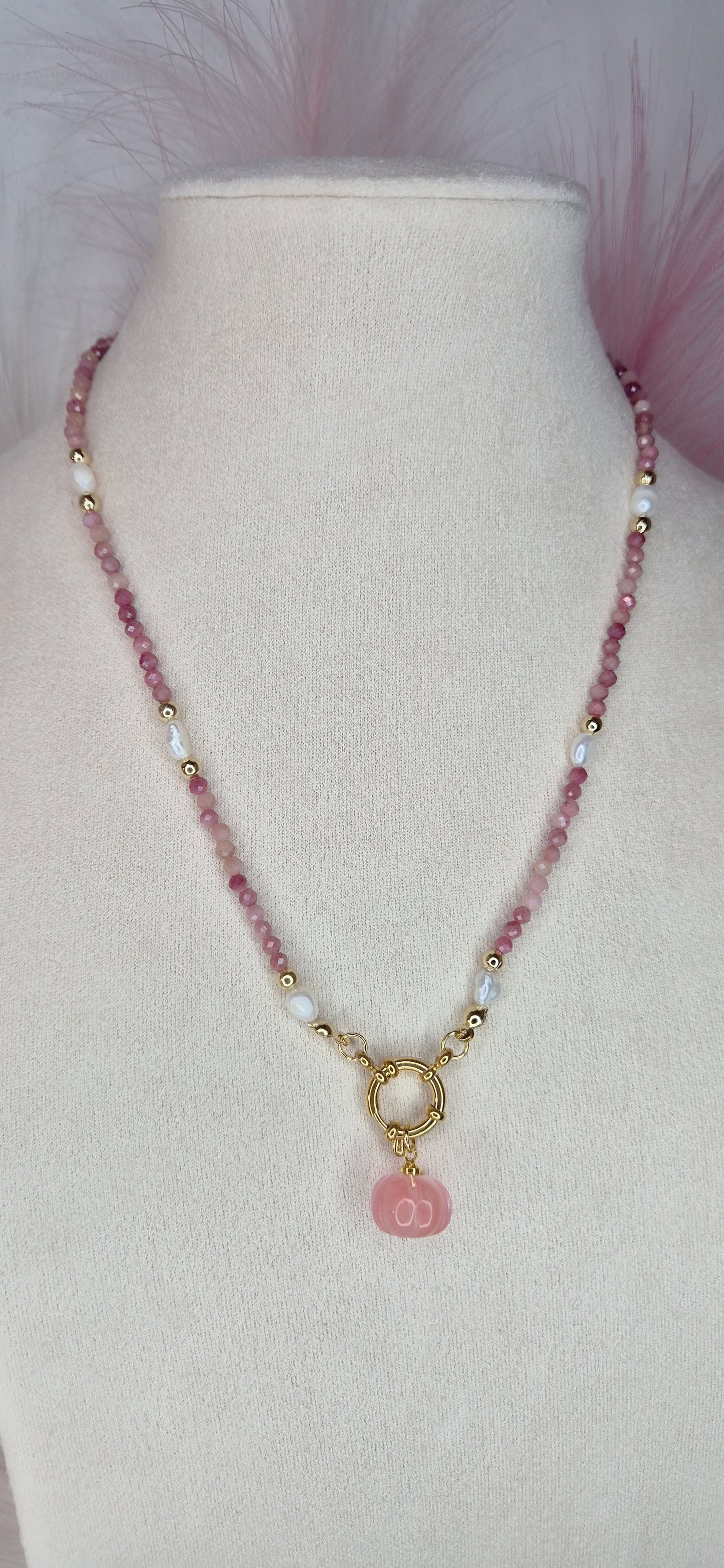 Collana Zucca in pietre naturali e perline di fiume con dettagli in acciaio gold misura 45cm