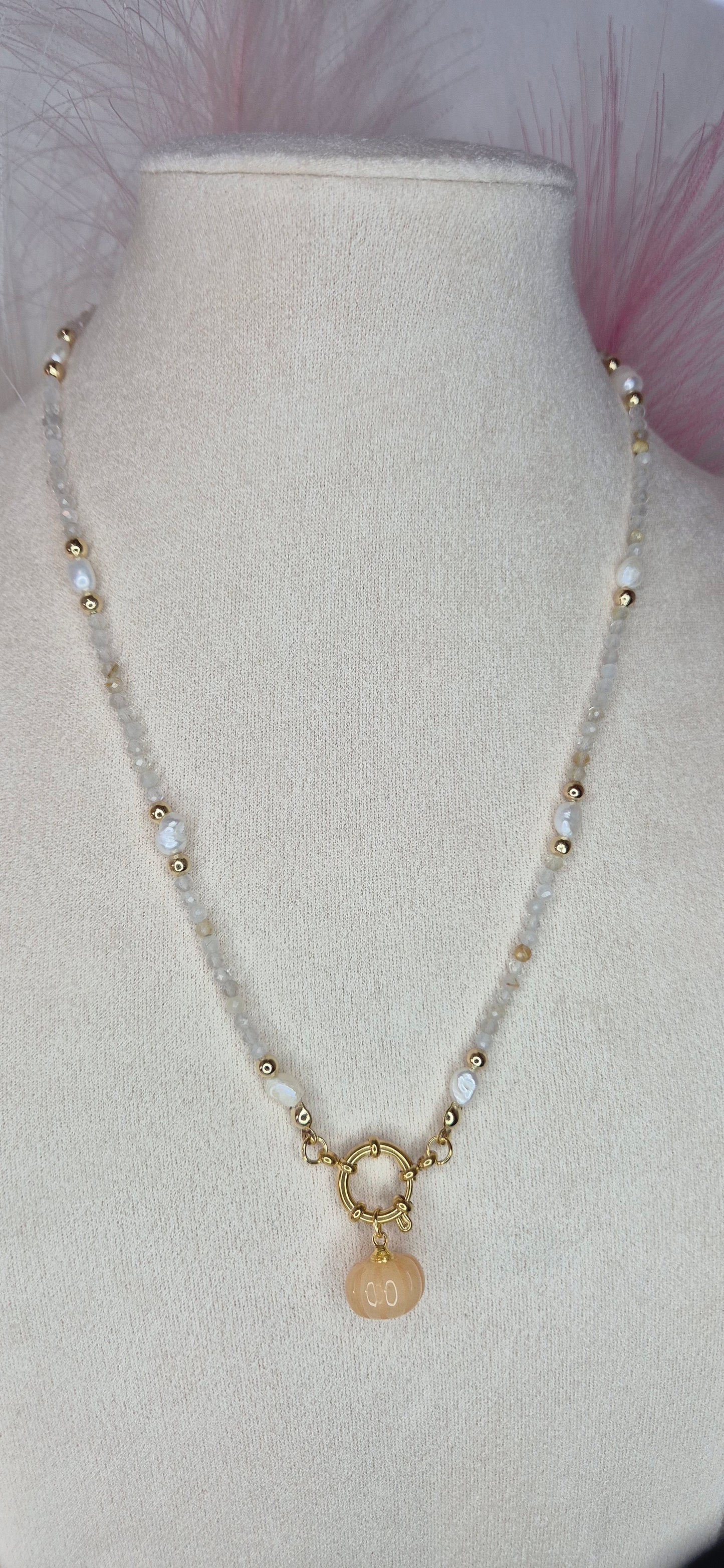 Collana Zucca in pietre naturali e perline di fiume con dettagli in acciaio gold misura 45cm