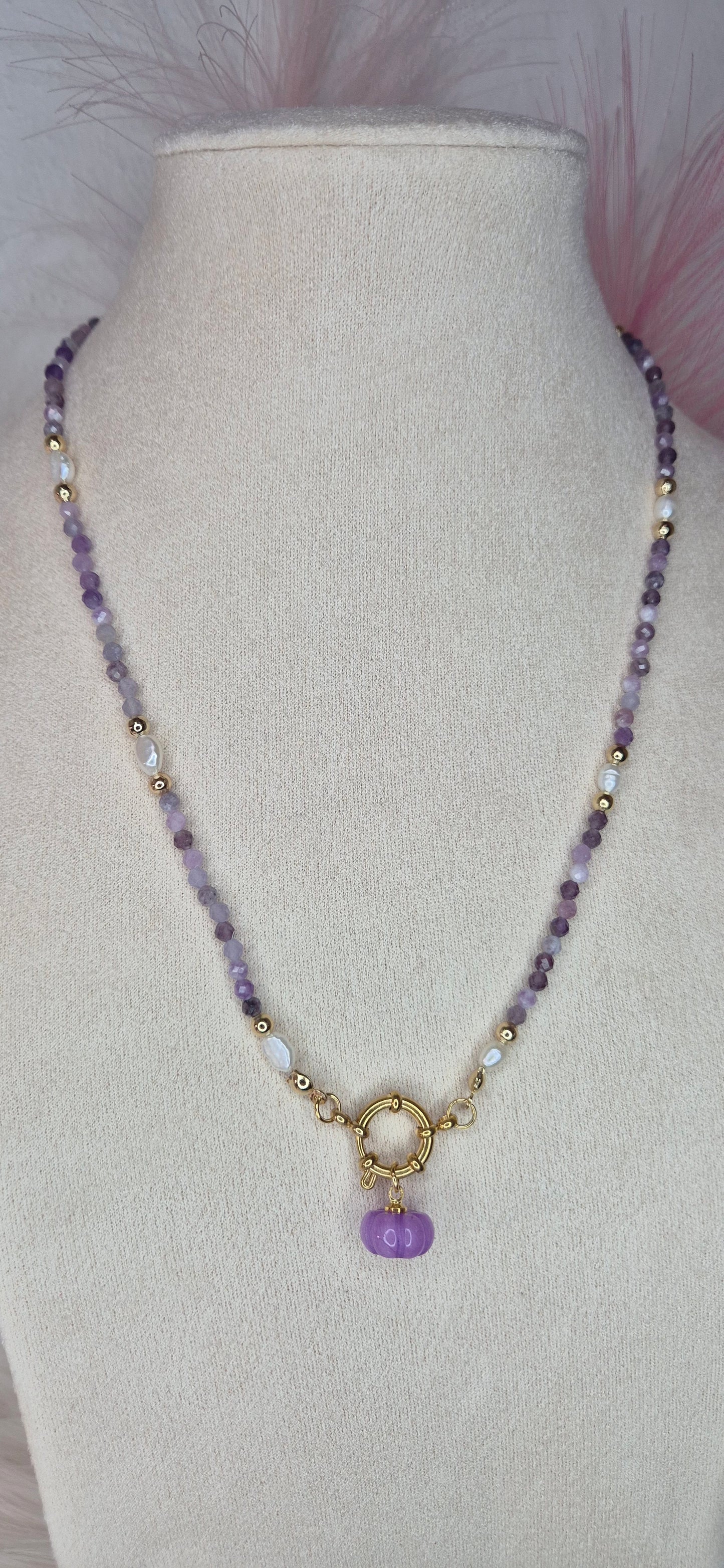 Collana Zucca in pietre naturali e perline di fiume con dettagli in acciaio gold misura 45cm