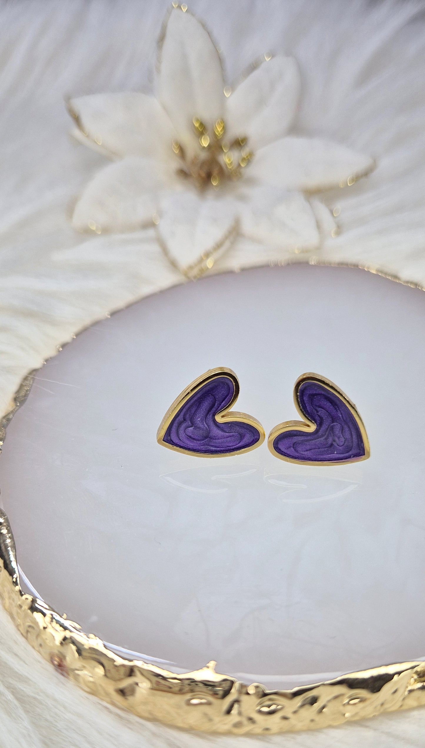 Orecchini Cuori particolari smaltati effetto perlescente base acciaio Silver o Gold