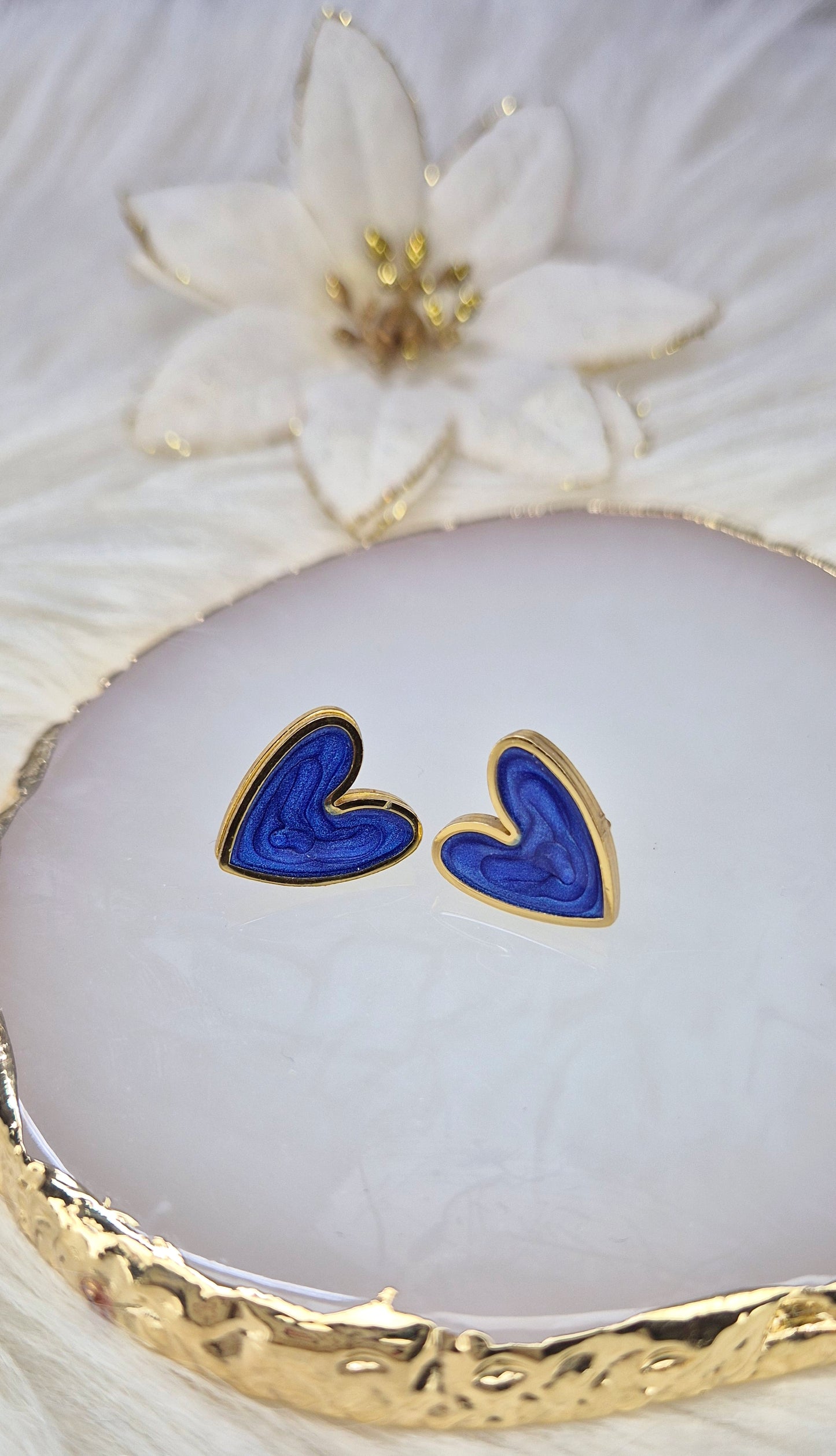 Orecchini Cuori particolari smaltati effetto perlescente base acciaio Silver o Gold