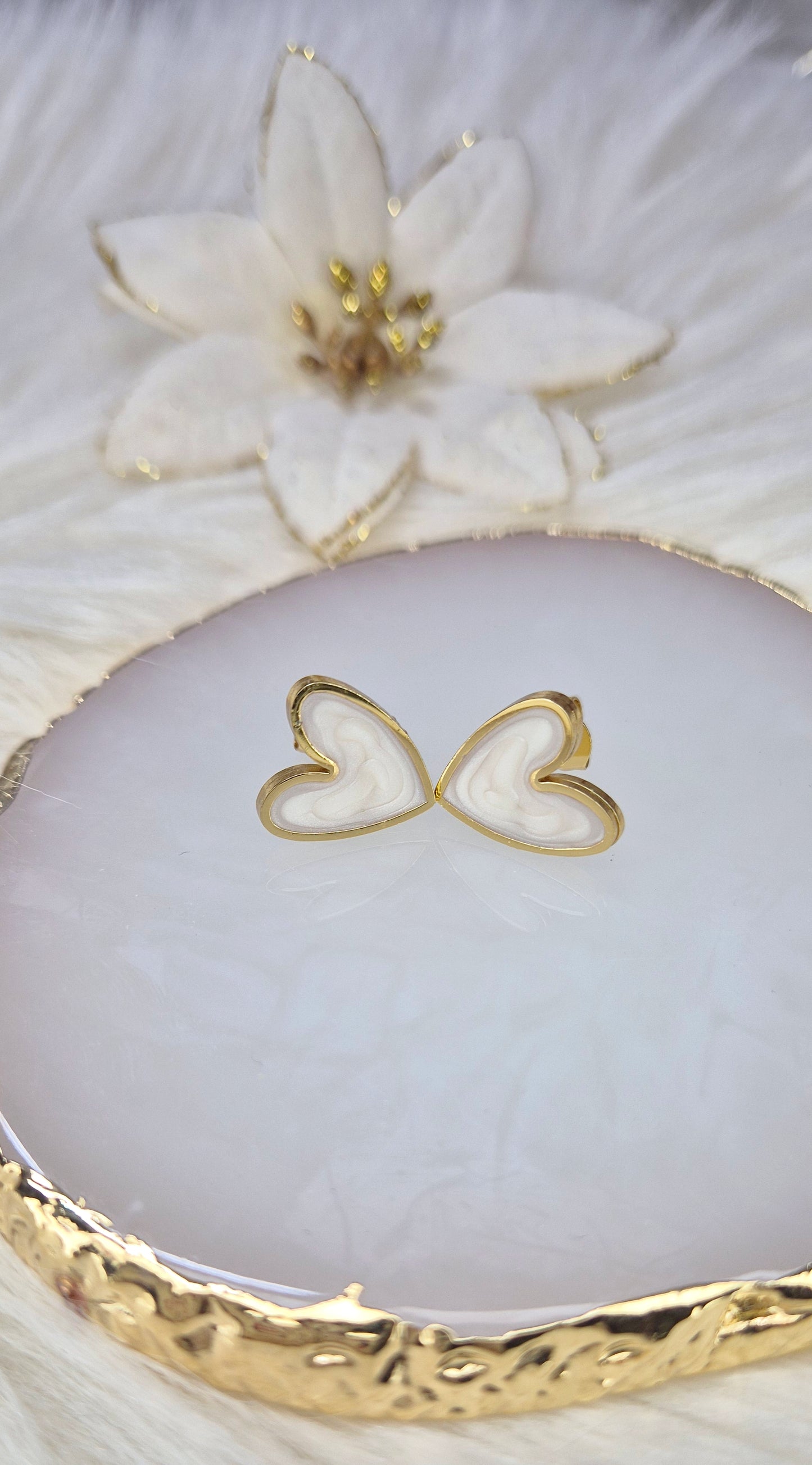 Orecchini Cuori particolari smaltati effetto perlescente base acciaio Silver o Gold