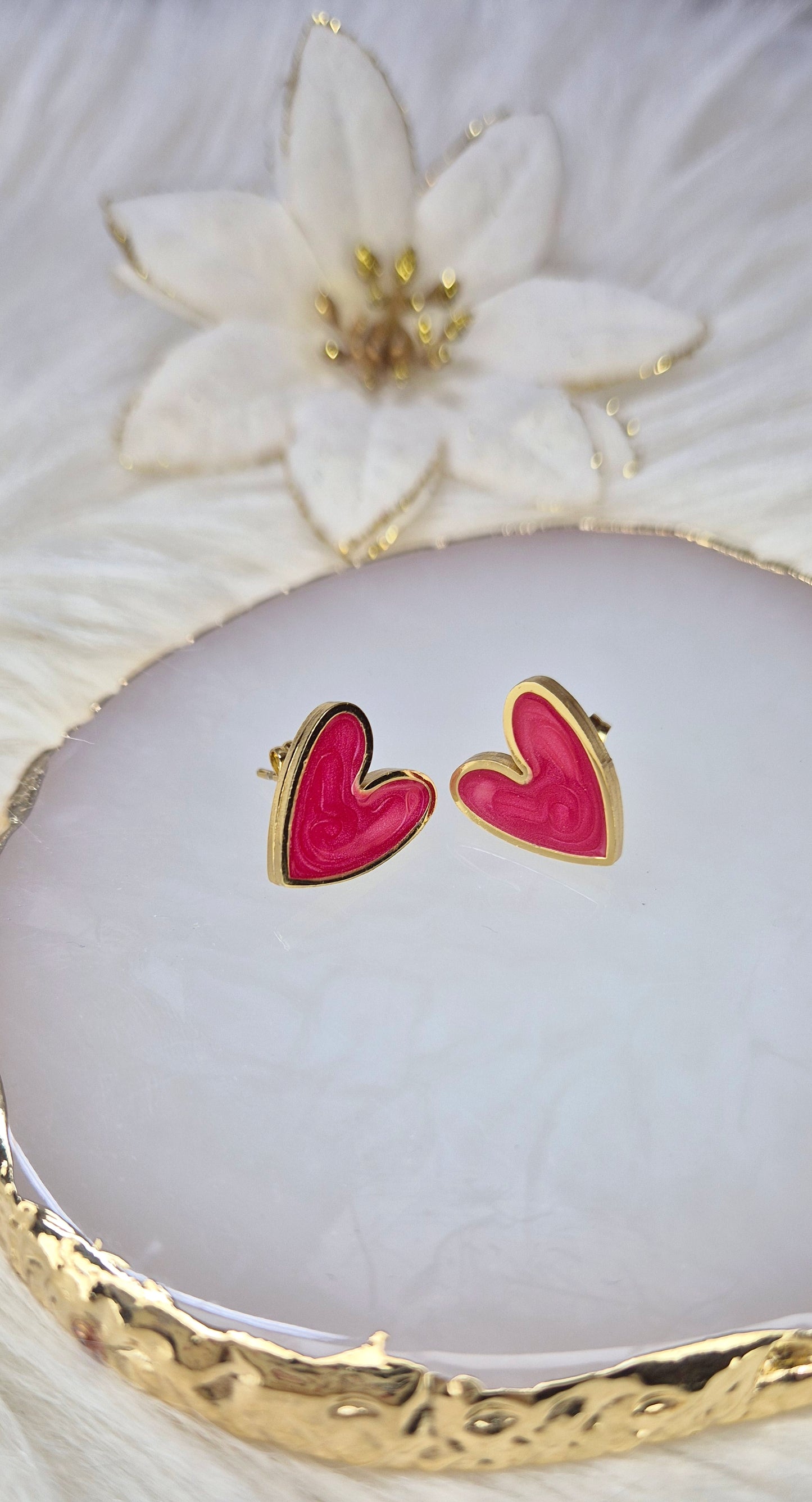 Orecchini Cuori particolari smaltati effetto perlescente base acciaio Silver o Gold