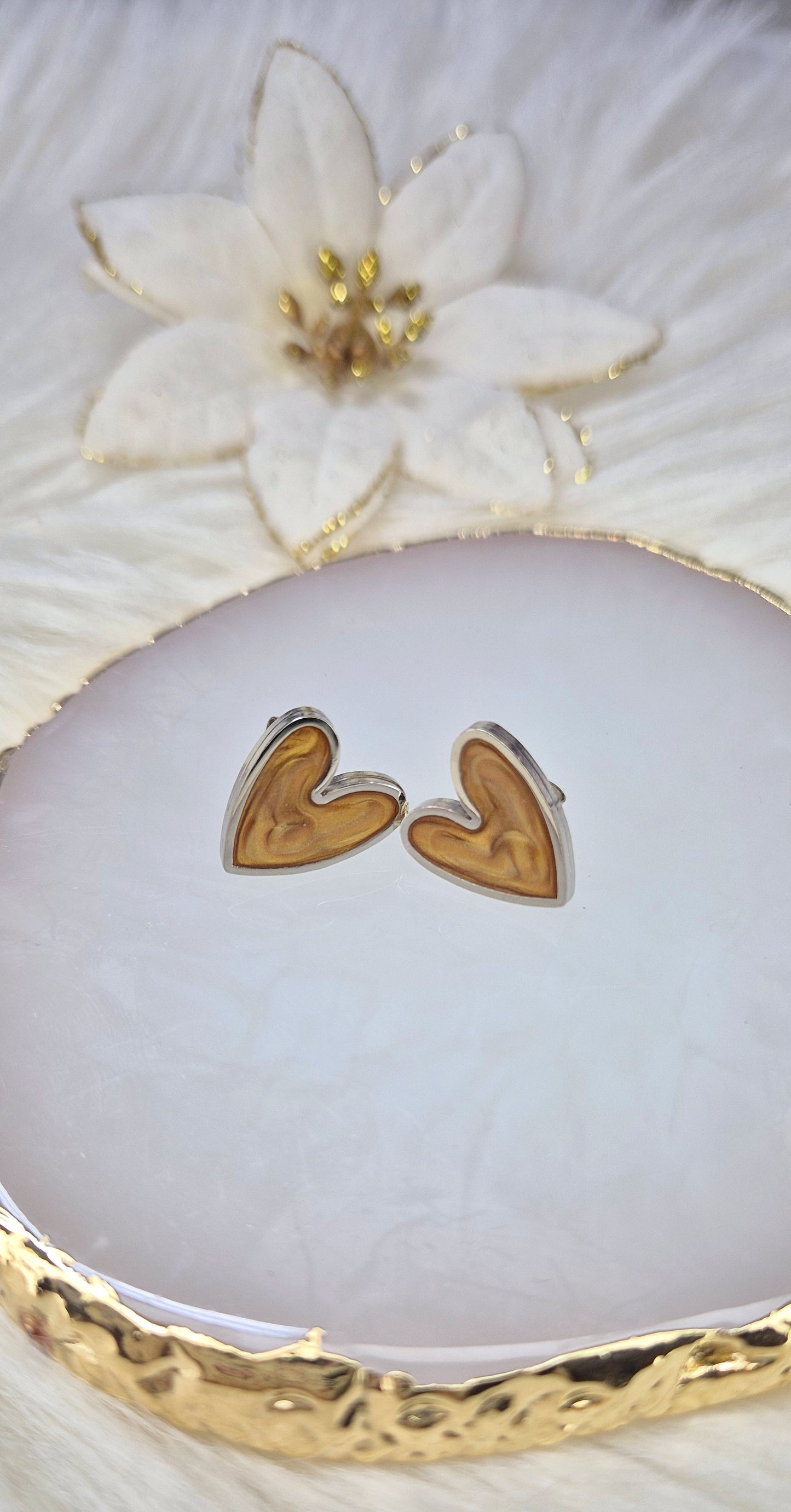 Orecchini Cuori particolari smaltati effetto perlescente base acciaio Silver o Gold