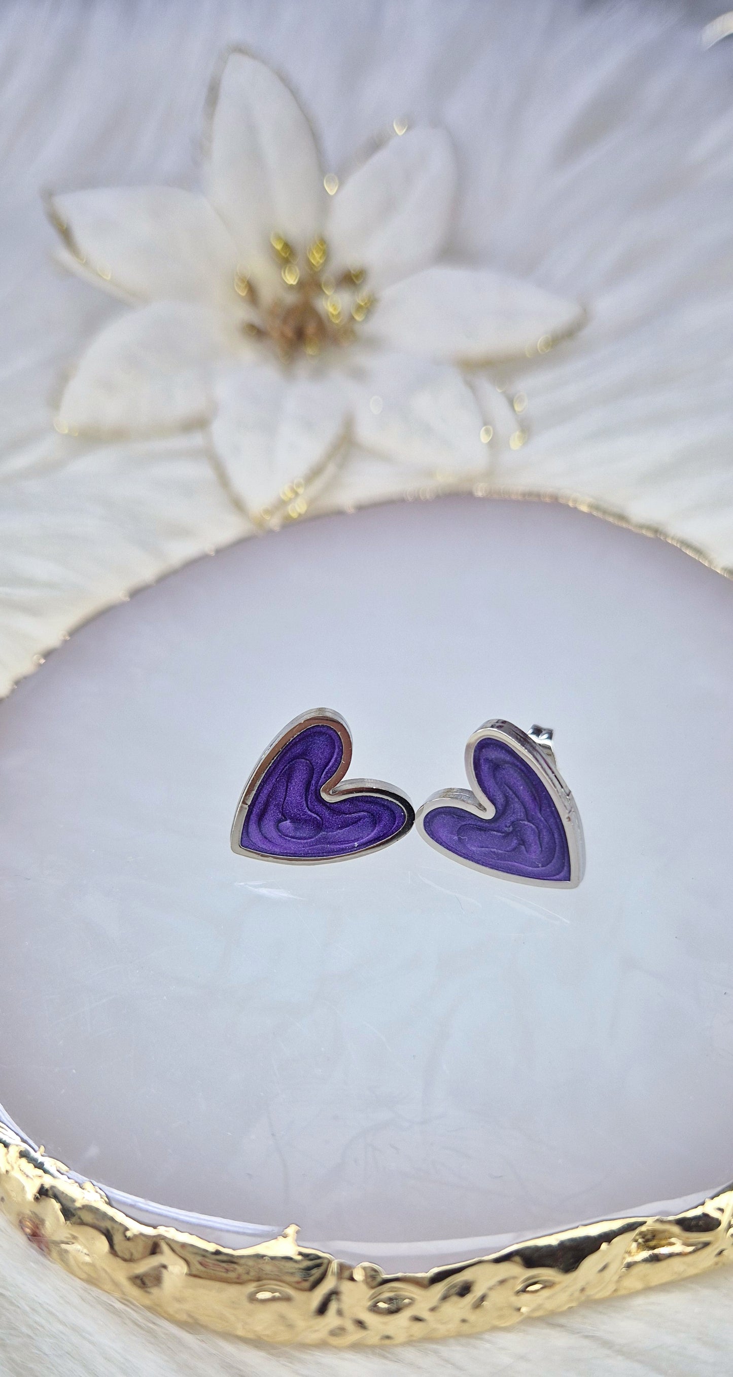 Orecchini Cuori particolari smaltati effetto perlescente base acciaio Silver o Gold