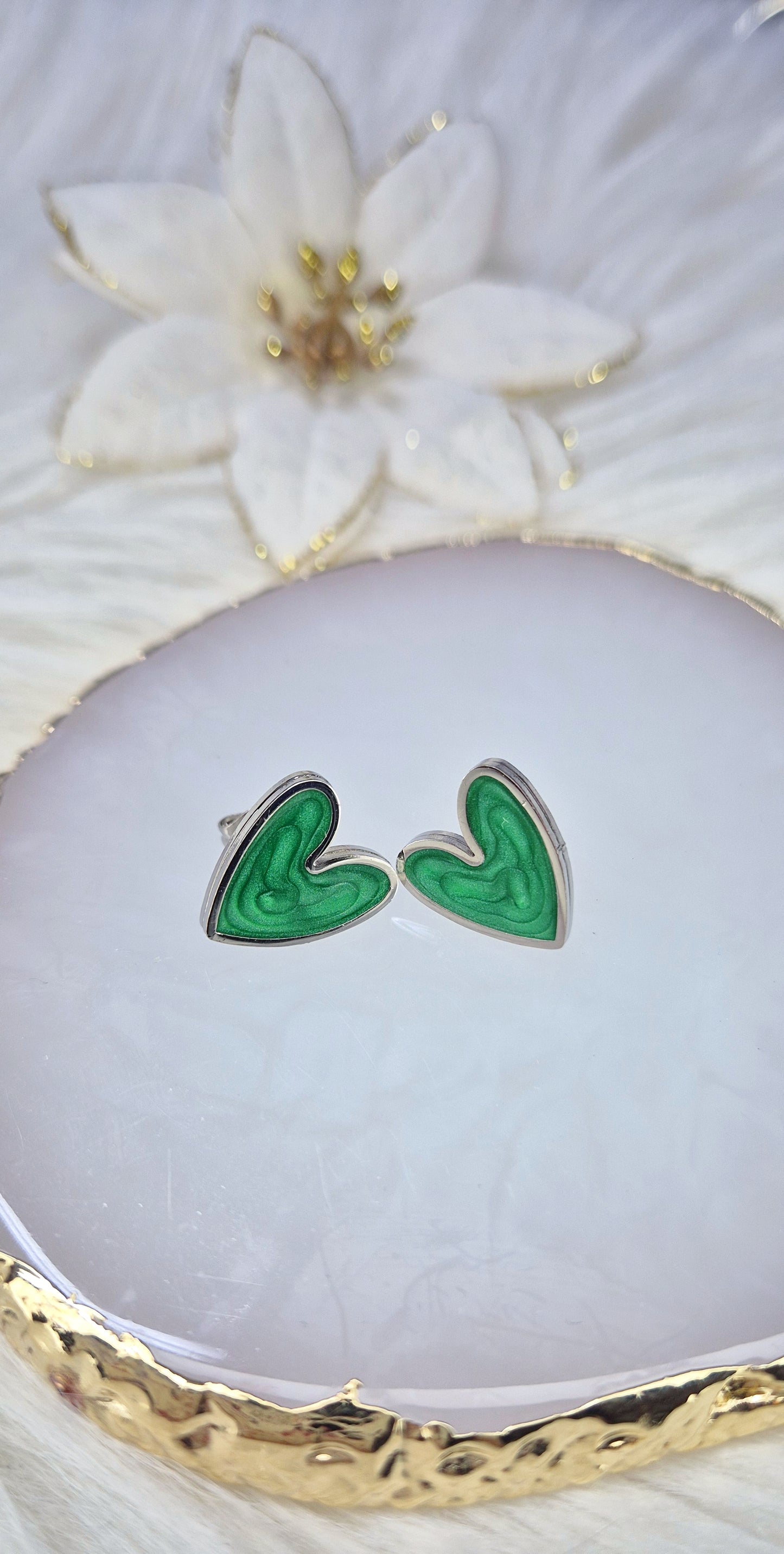 Orecchini Cuori particolari smaltati effetto perlescente base acciaio Silver o Gold