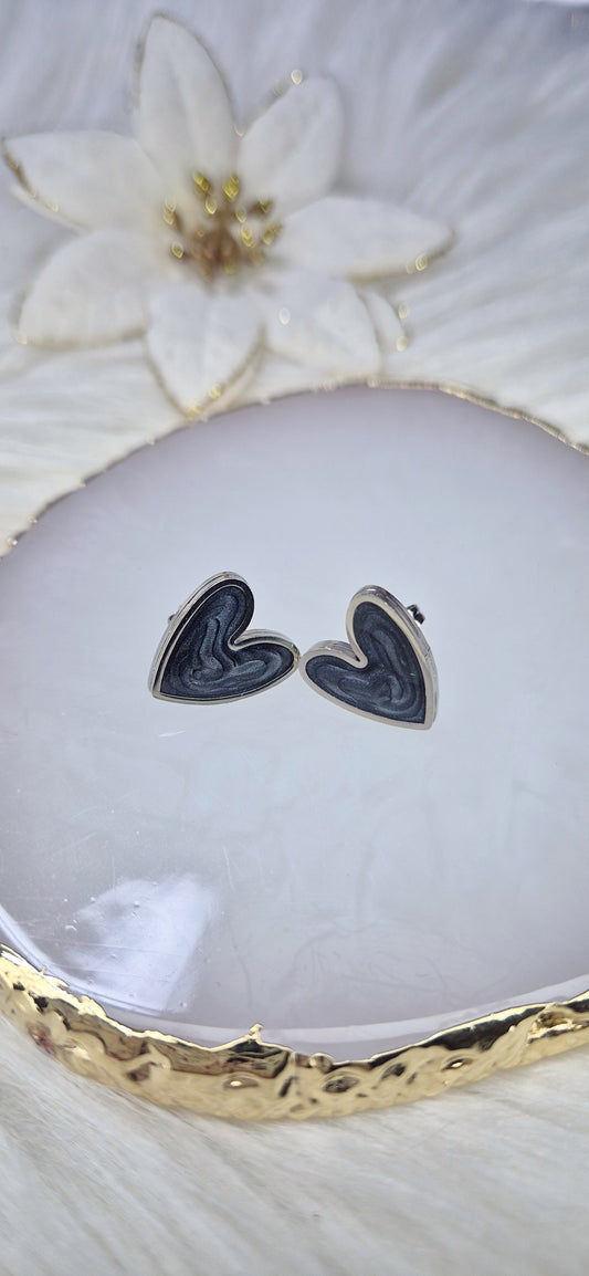 Orecchini Cuori particolari smaltati effetto perlescente base acciaio Silver o Gold