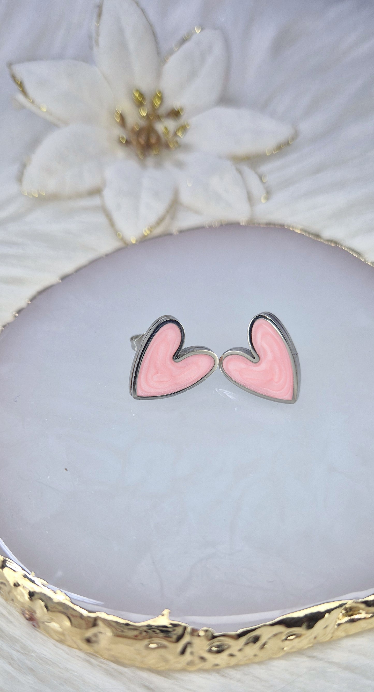 Orecchini Cuori particolari smaltati effetto perlescente base acciaio Silver o Gold