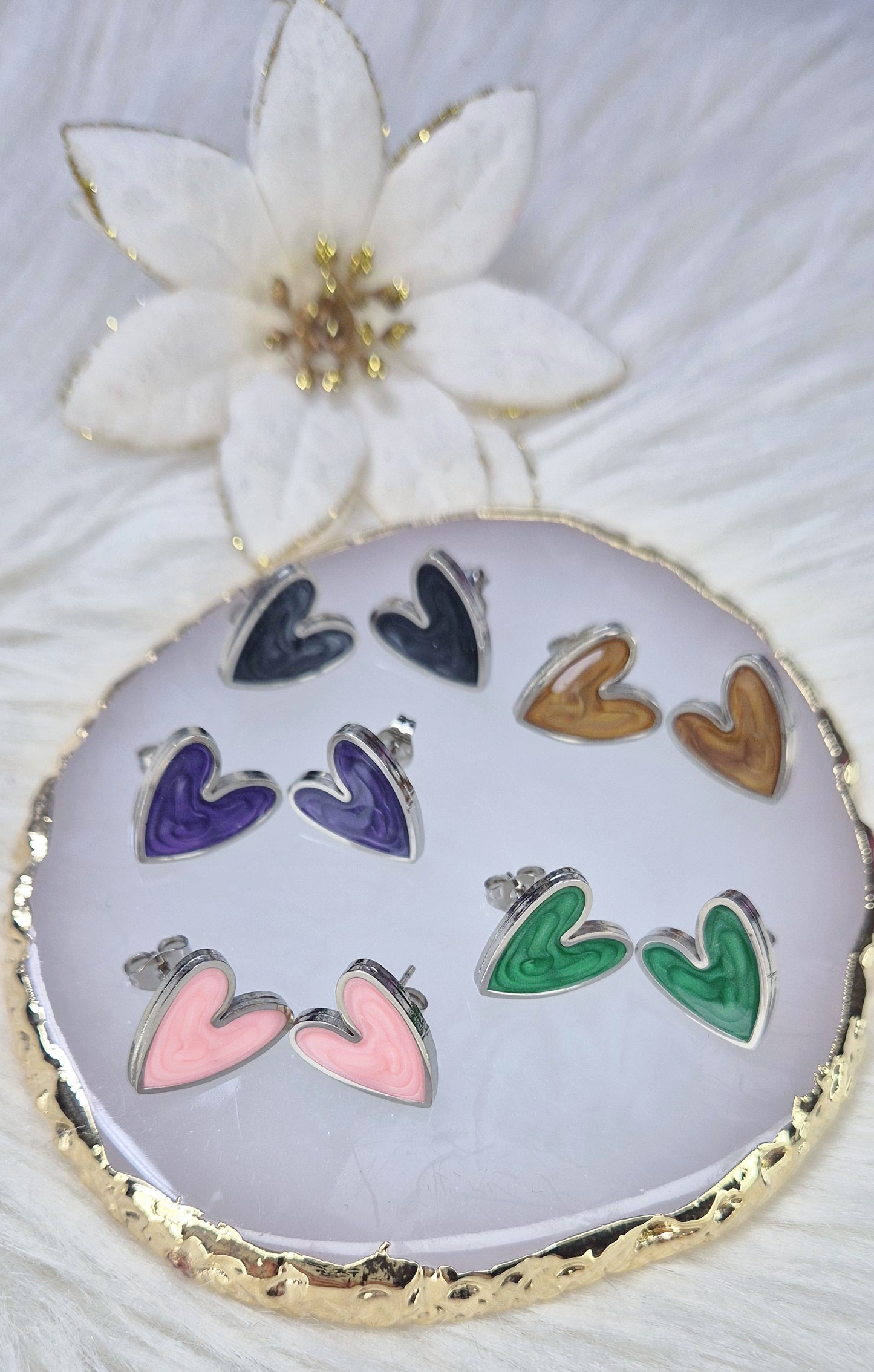 Orecchini Cuori particolari smaltati effetto perlescente base acciaio Silver o Gold