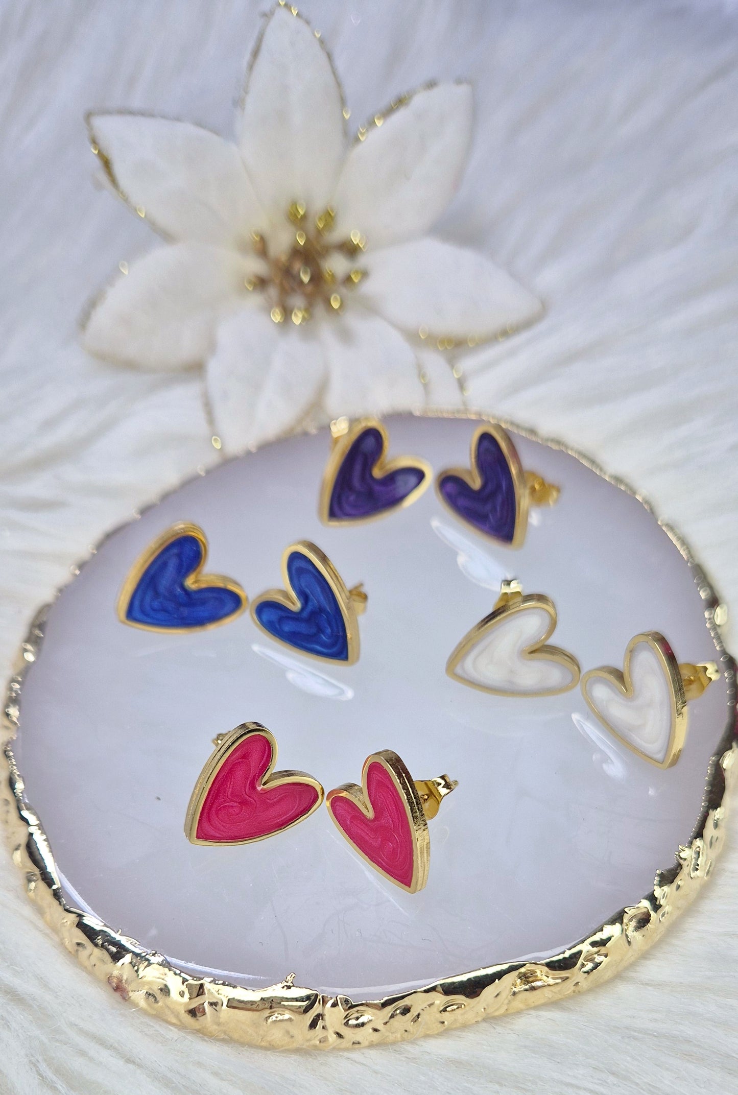 Orecchini Cuori particolari smaltati effetto perlescente base acciaio Silver o Gold