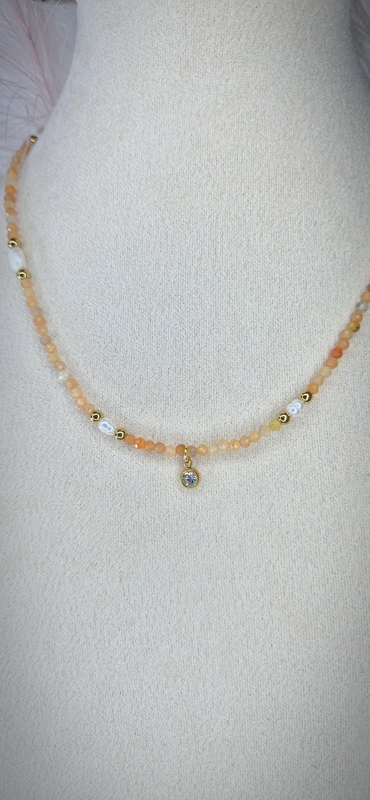Collana Luce d'Autunno con pietre dure, perline di fiume, dettagli acciaio gold e punto luce pendente