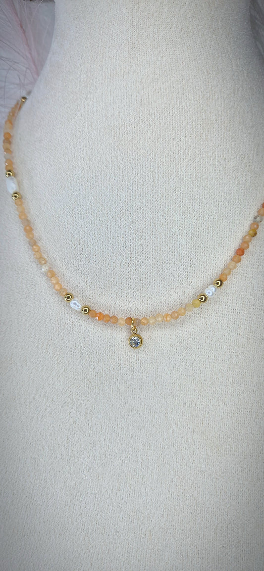 Collana Luce d'Autunno con pietre dure, perline di fiume, dettagli acciaio gold e punto luce pendente