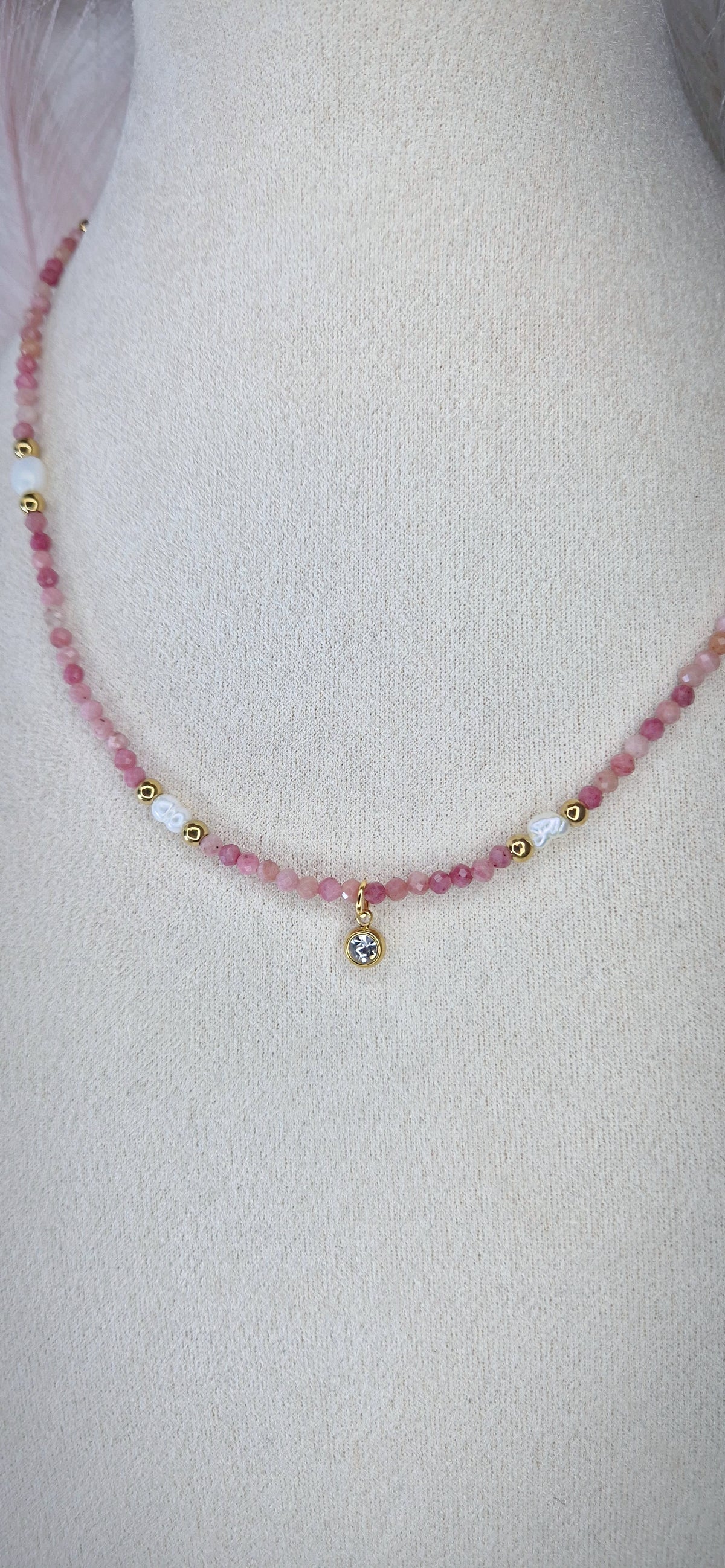 Collana Luce d'Autunno con pietre dure, perline di fiume, dettagli acciaio gold e punto luce pendente