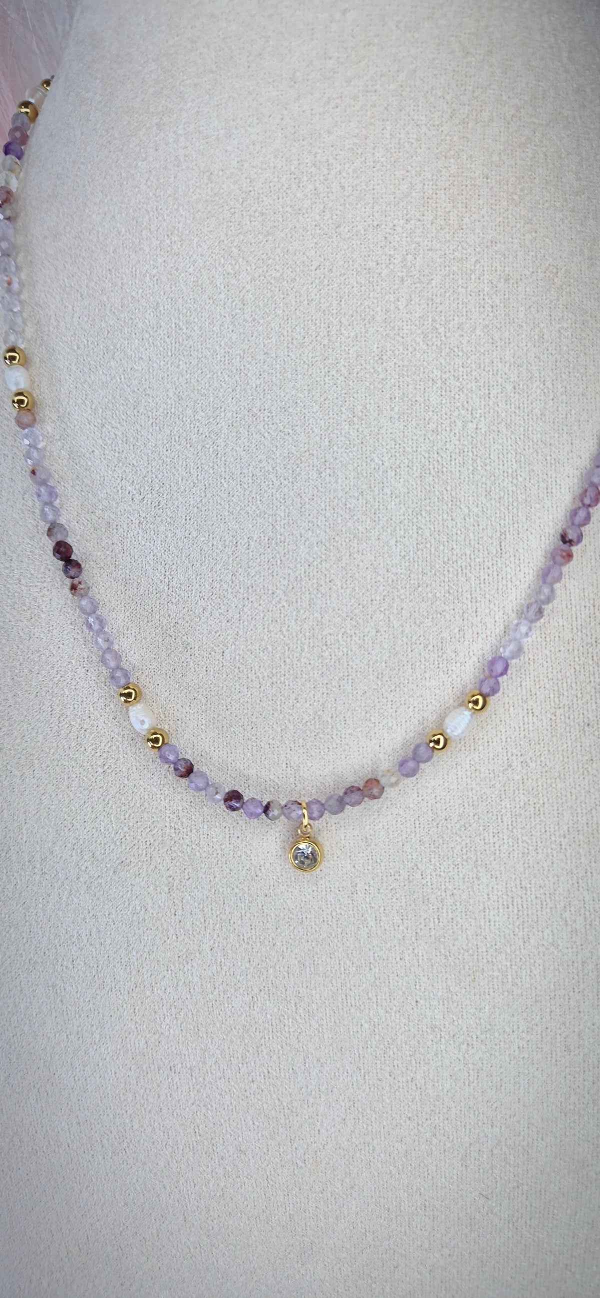 Collana Luce d'Autunno con pietre dure, perline di fiume, dettagli acciaio gold e punto luce pendente