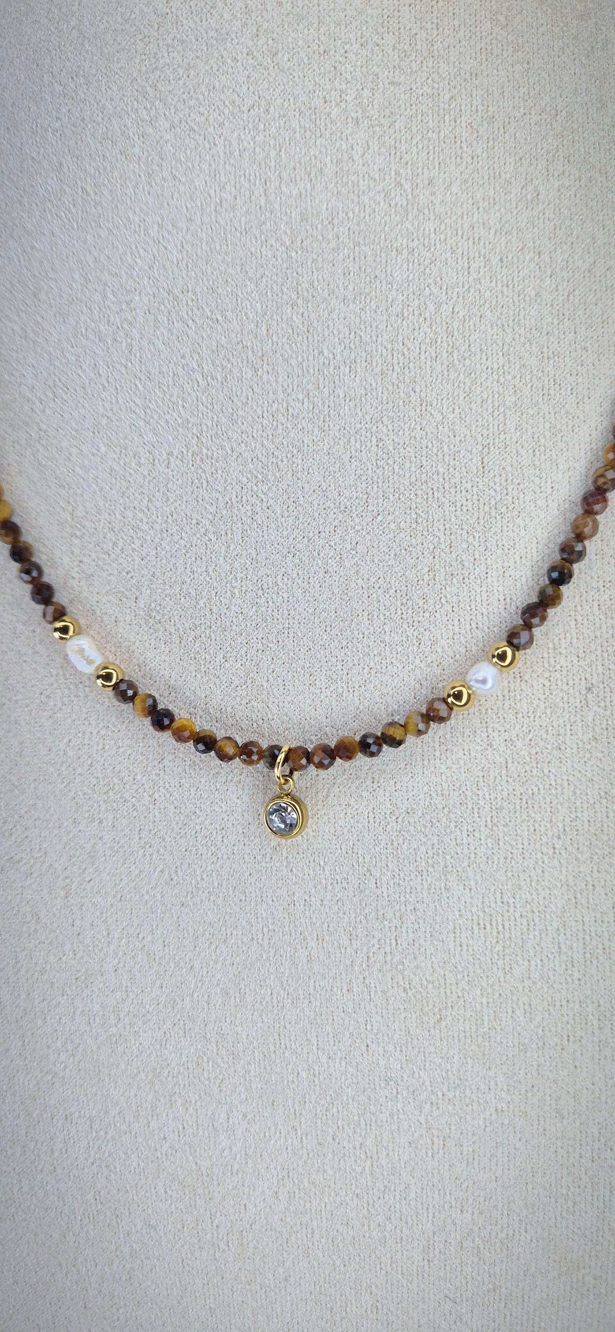 Collana Luce d'Autunno con pietre dure, perline di fiume, dettagli acciaio gold e punto luce pendente