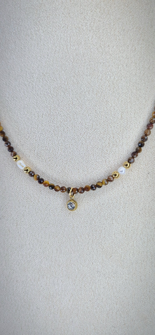 Collana Luce d'Autunno con pietre dure, perline di fiume, dettagli acciaio gold e punto luce pendente