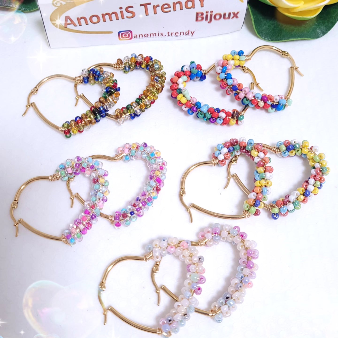 Orecchini Cuori in Acciaio Dorè con Perline Multicolor