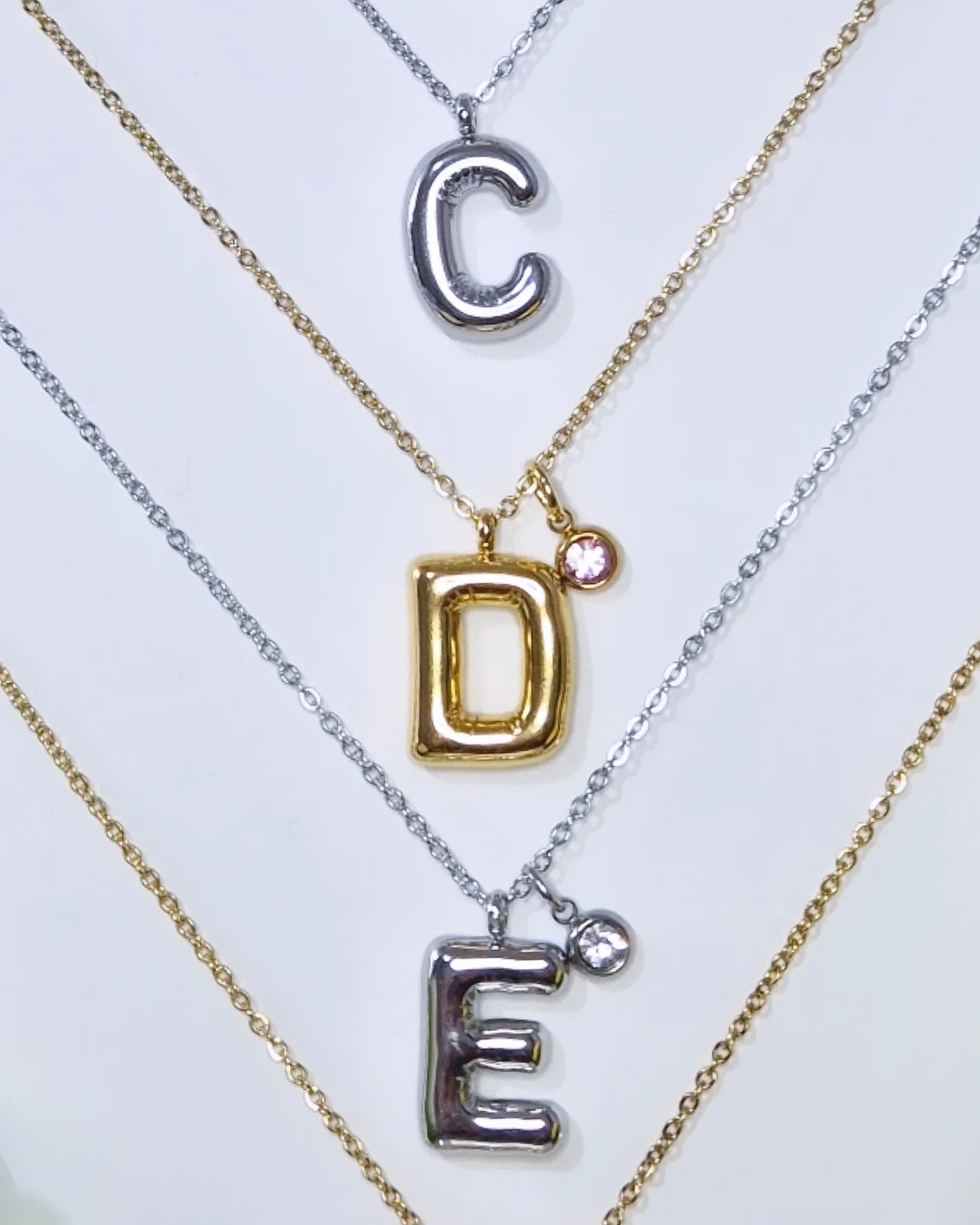 Collana lettera iniziale bombata in acciaio Silver o Gold personalizzabile con punto luce omaggio (colore a scelta)