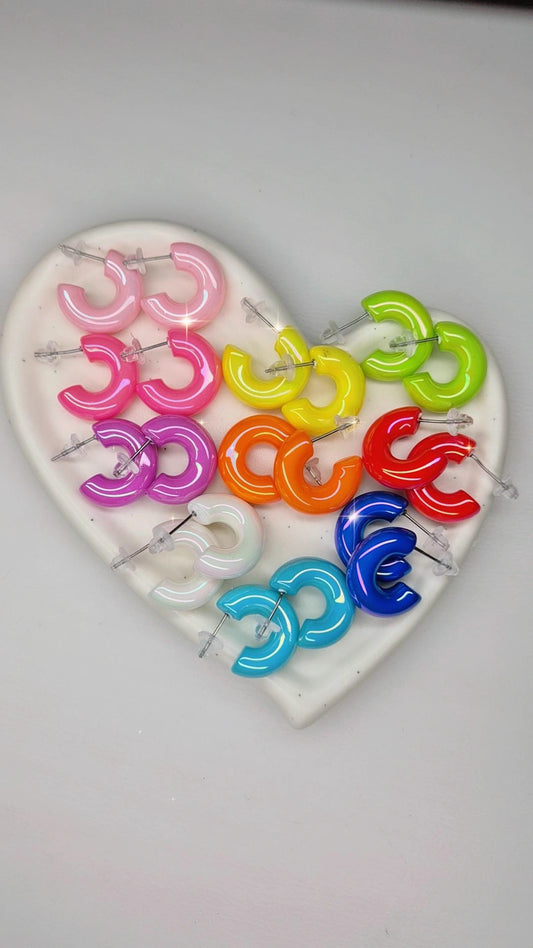 Orecchini mezzi cerchietti bold 1.5cm colorati, finitura perlescente, anallergici