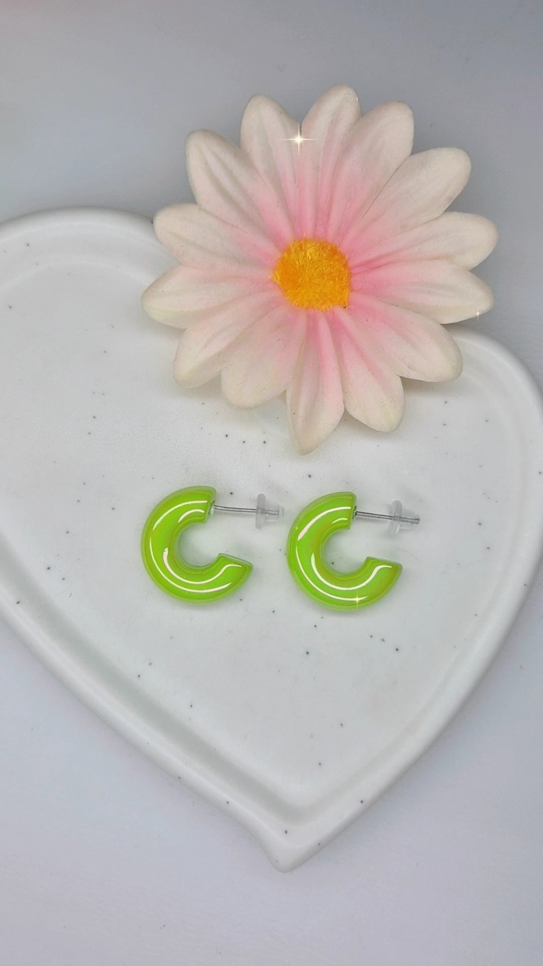 Orecchini mezzi cerchietti bold 1.5cm colorati, finitura perlescente, anallergici