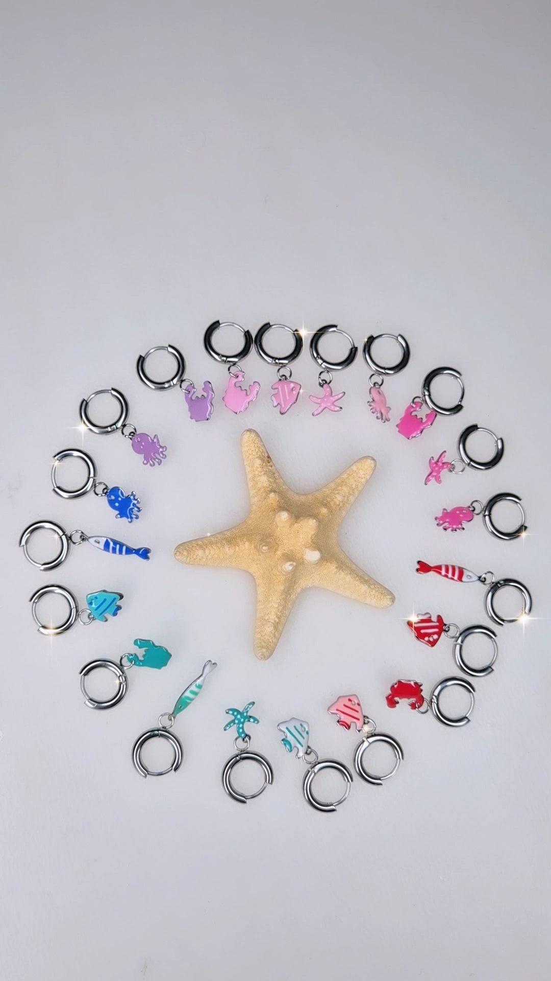 Mono Orecchino mini hoops 1cm con pendente smaltato colorato tema mare 100% acciaio silver anallergico