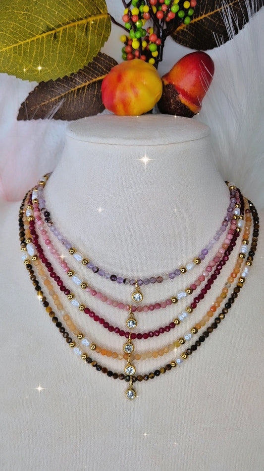 Collana Luce d'Autunno con pietre dure, perline di fiume, dettagli acciaio gold e punto luce pendente