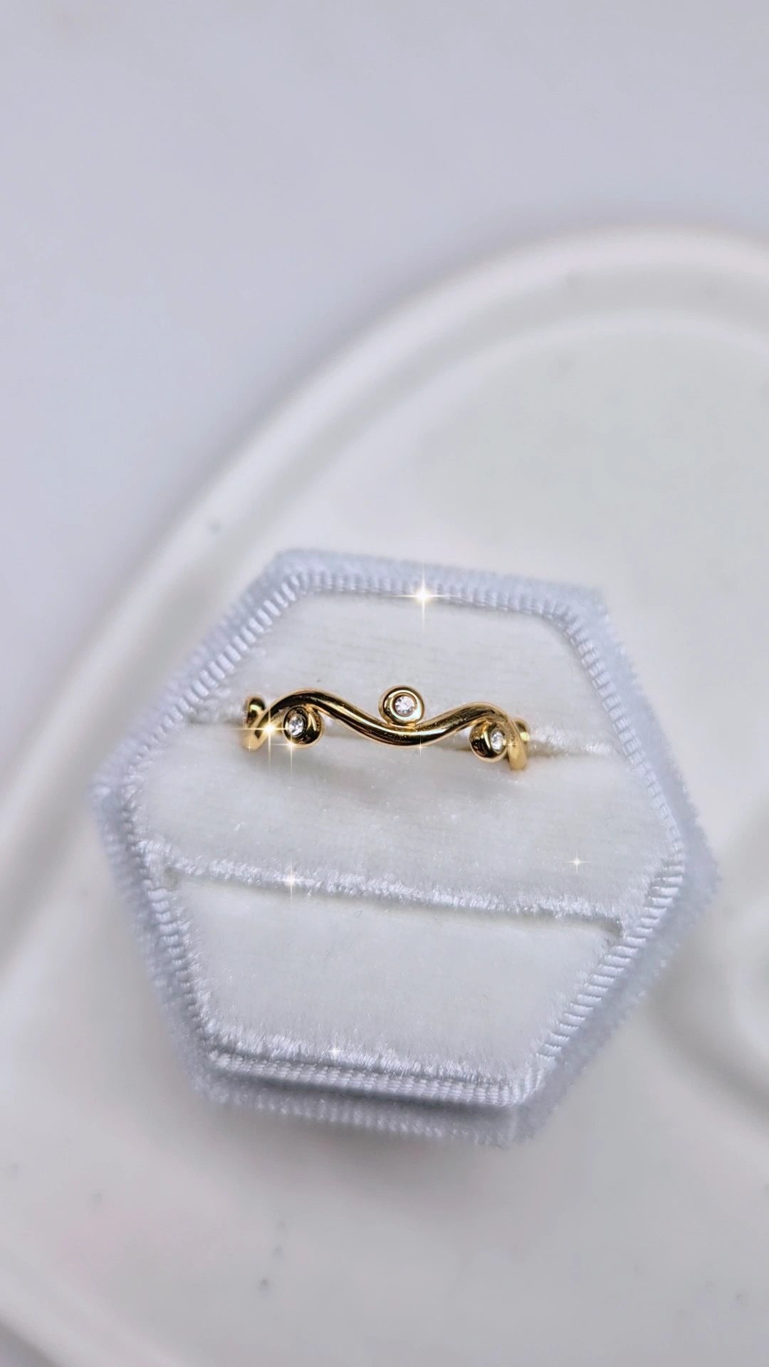 Anello tralcio con zirconi crystal in acciaio silver mis. regolab.