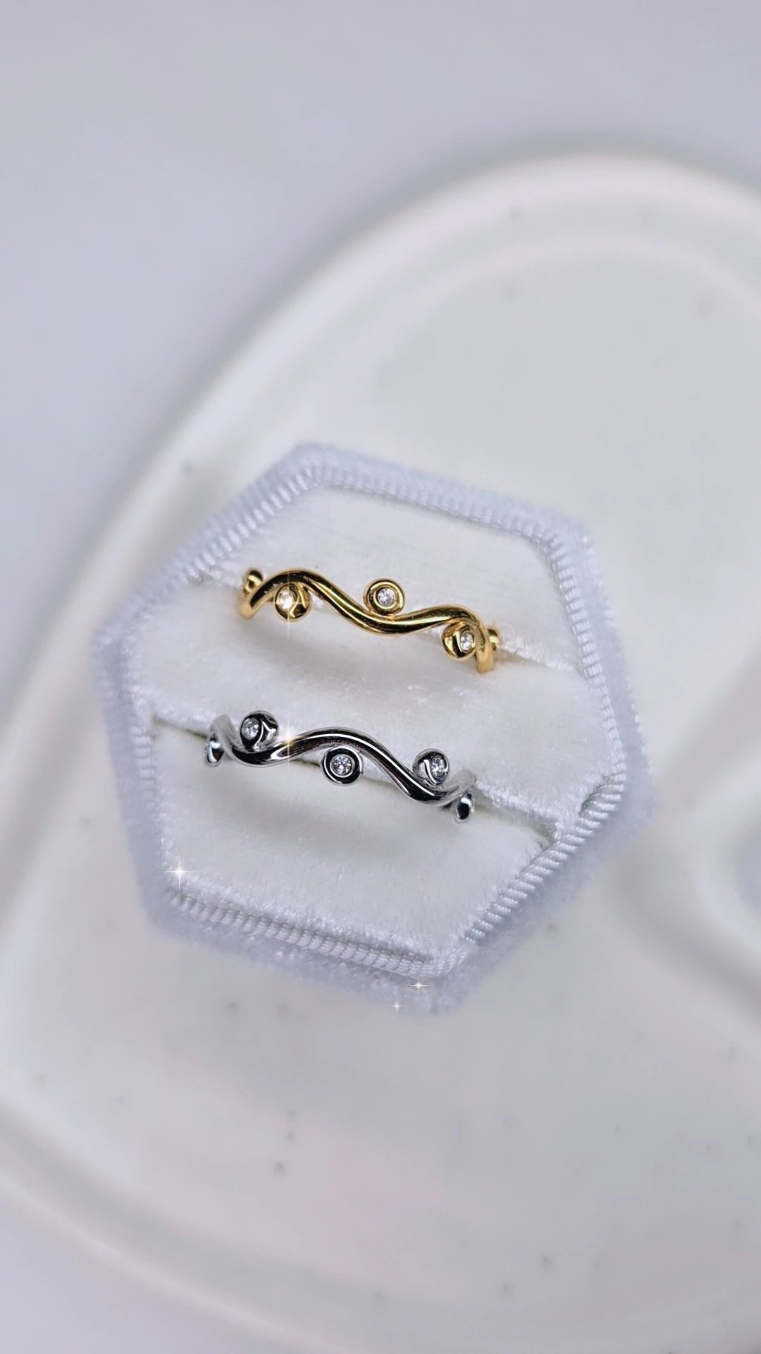 Anello tralcio con zirconi crystal in acciaio silver mis. regolab.