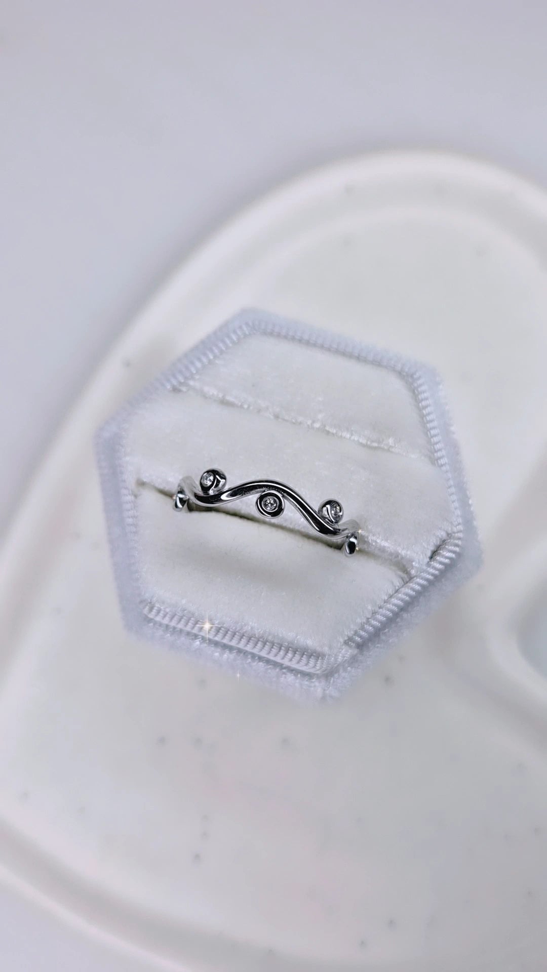 Anello tralcio con zirconi crystal in acciaio silver mis. regolab.